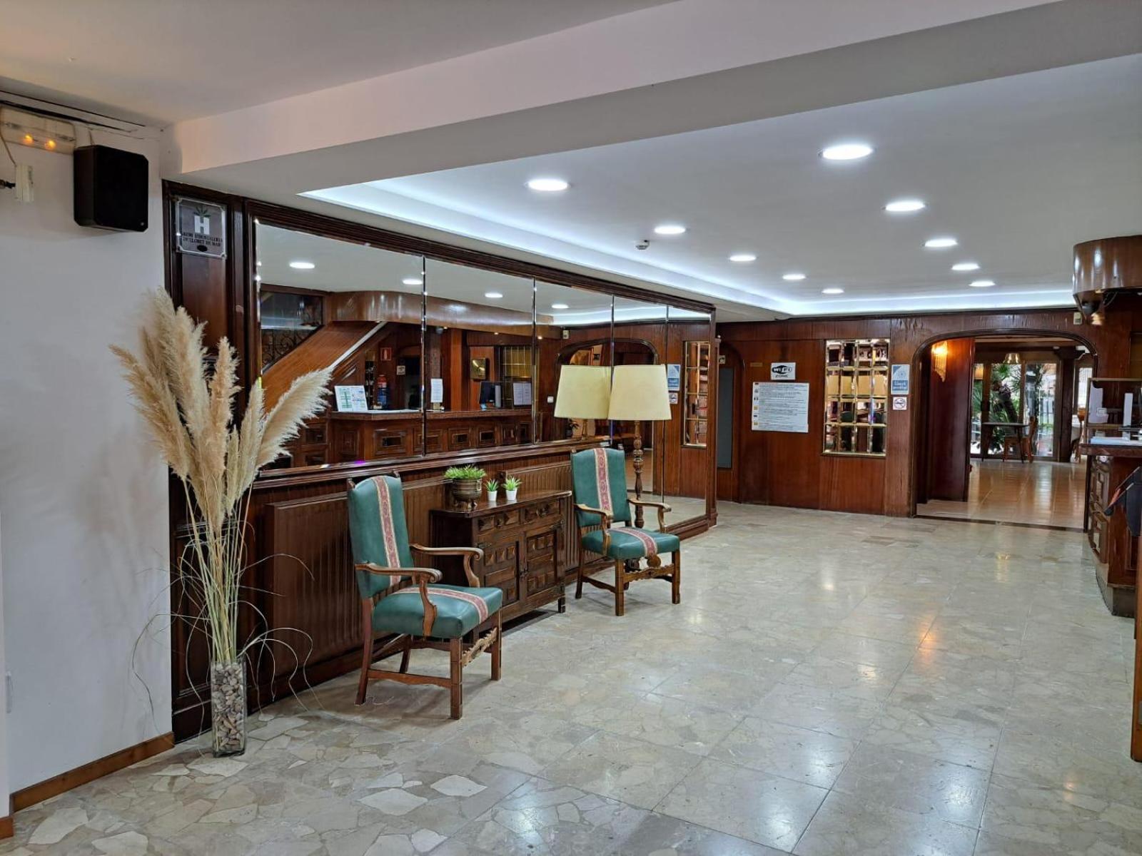 Vintage Mercedes Hotel 3*