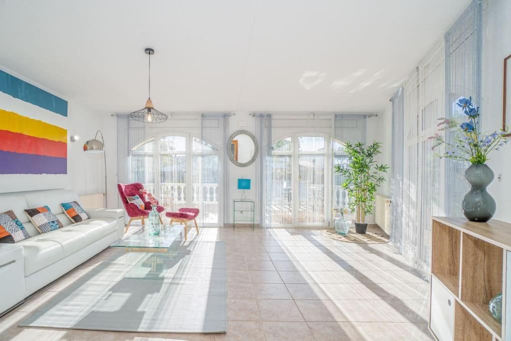 Villa Sm21-gran En La Playa, 4 Habitaciones, Climatizada, Piscina, Barbacoa Y Wifi Empuriabrava