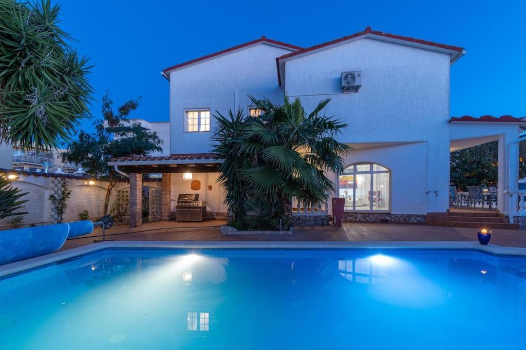 Villa Sm21-gran En La Playa, 4 Habitaciones, Climatizada, Piscina, Barbacoa Y Wifi Empuriabrava