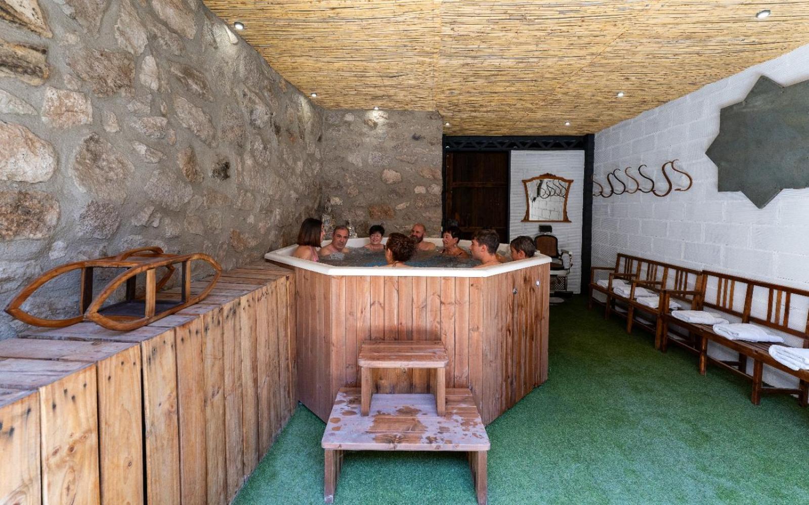 Can Salva Amb Jacuzzi Privat