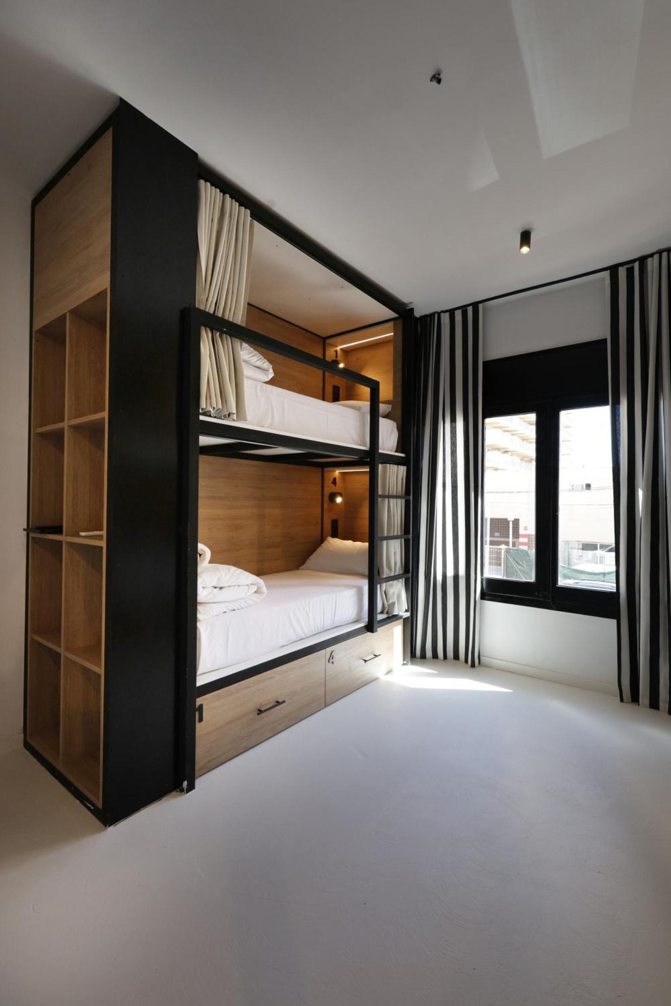 Hostel Black And White Palamos