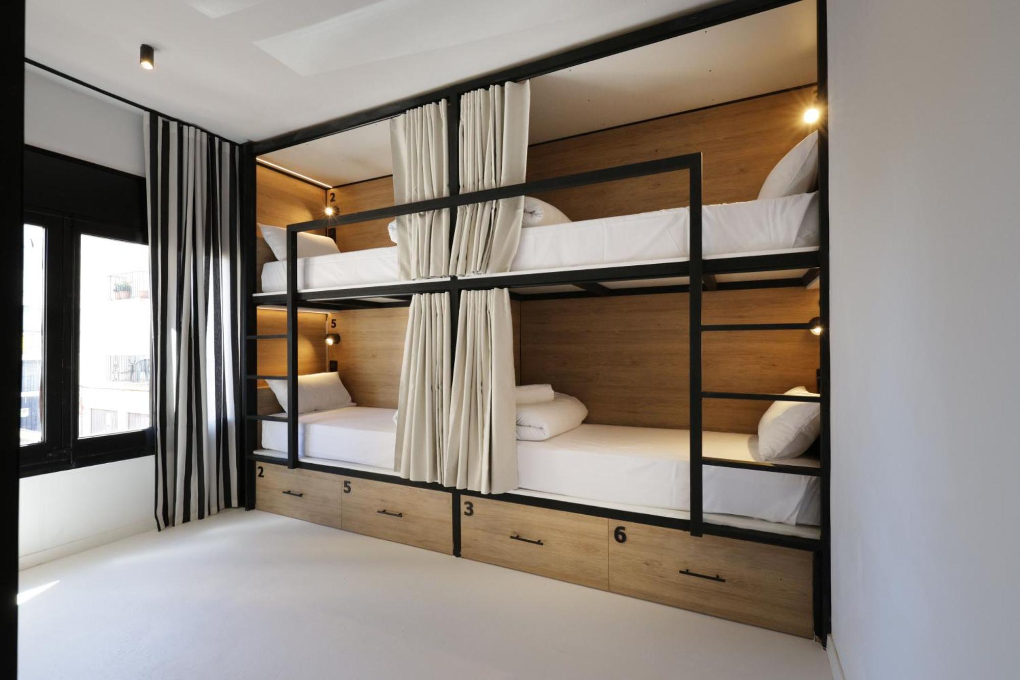 Black And White Hostel *