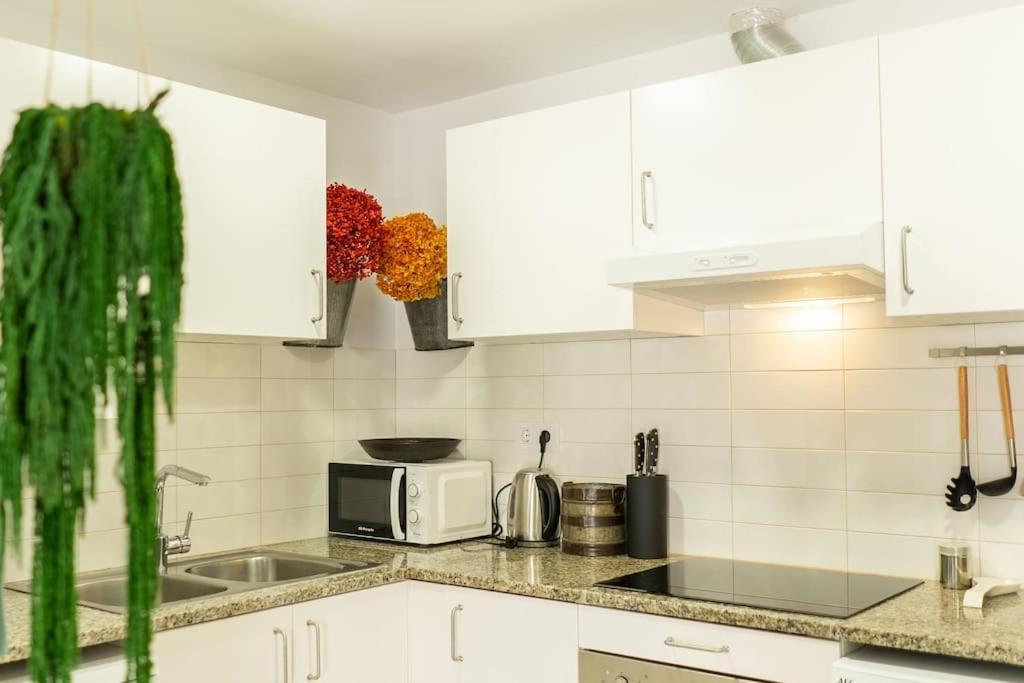 Seahomes Vacations - Centric 100m And Pkg Apartment *