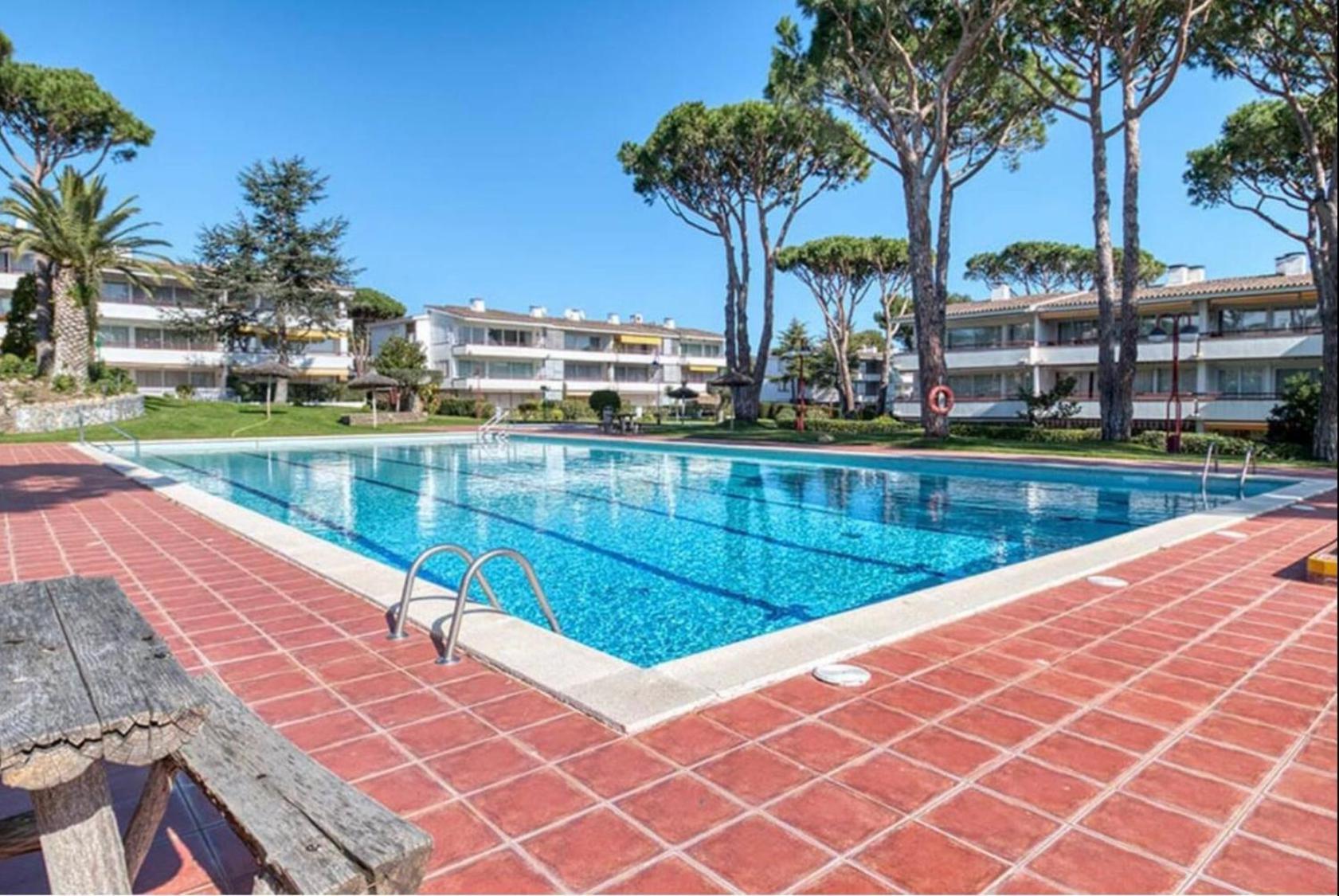 With Pool And Tennis Courts In Apartamento