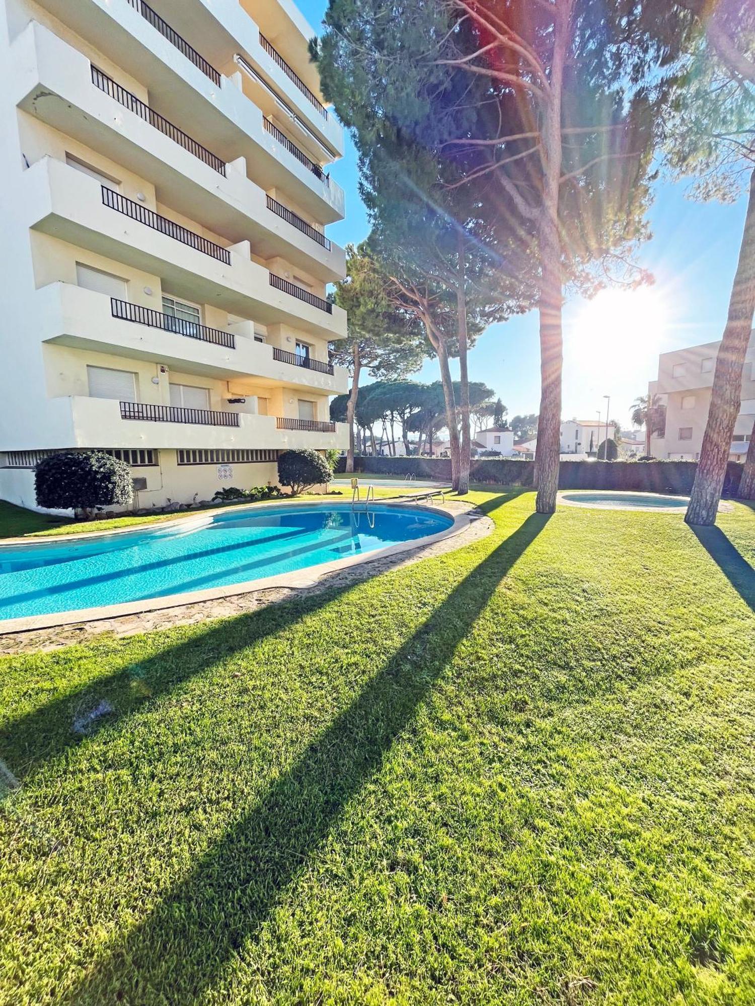 En La Escala Con Piscina Y Parking Apartamento