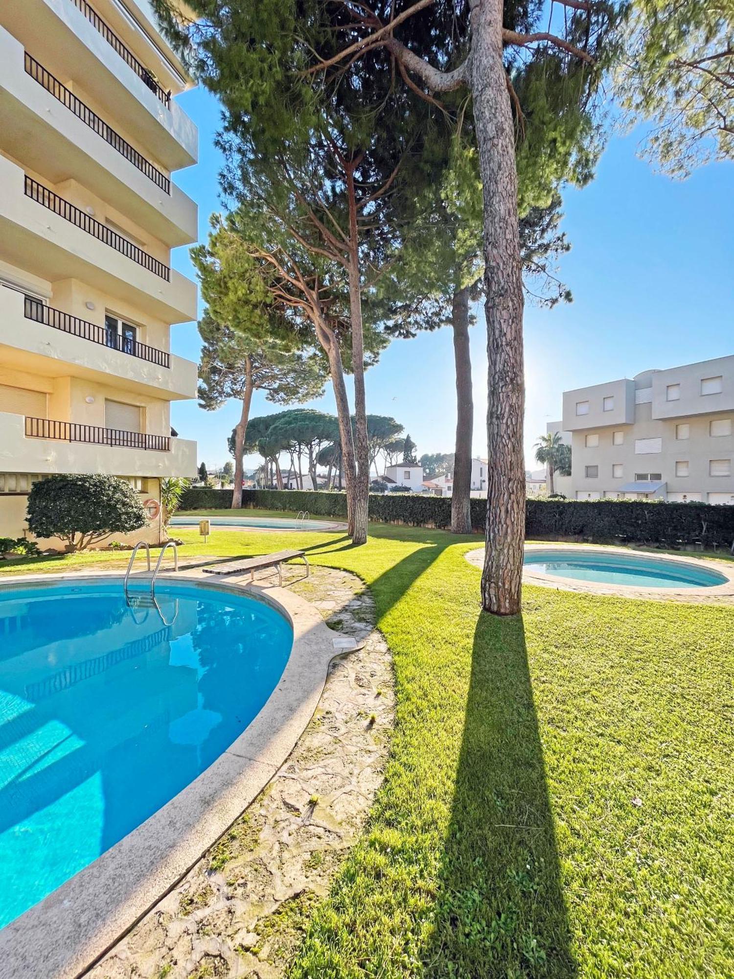 En La Escala Con Piscina Y Parking Apartamento *
