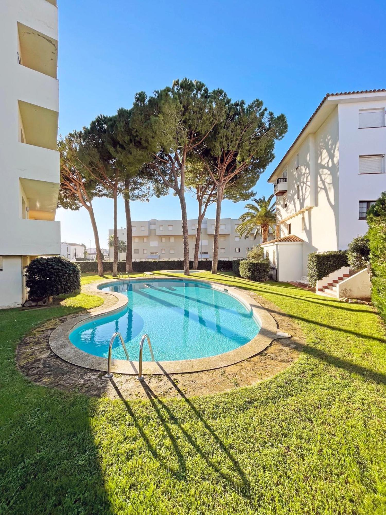 En La Escala Con Piscina Y Parking Apartamento *