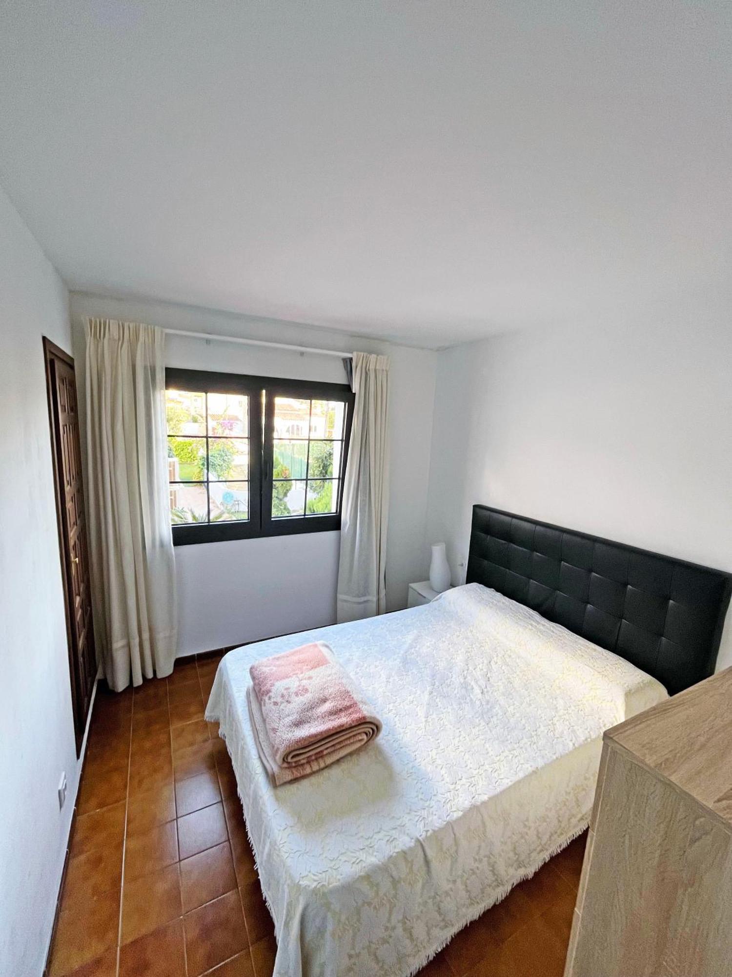 En La Escala Con Piscina Y Parking Apartamento