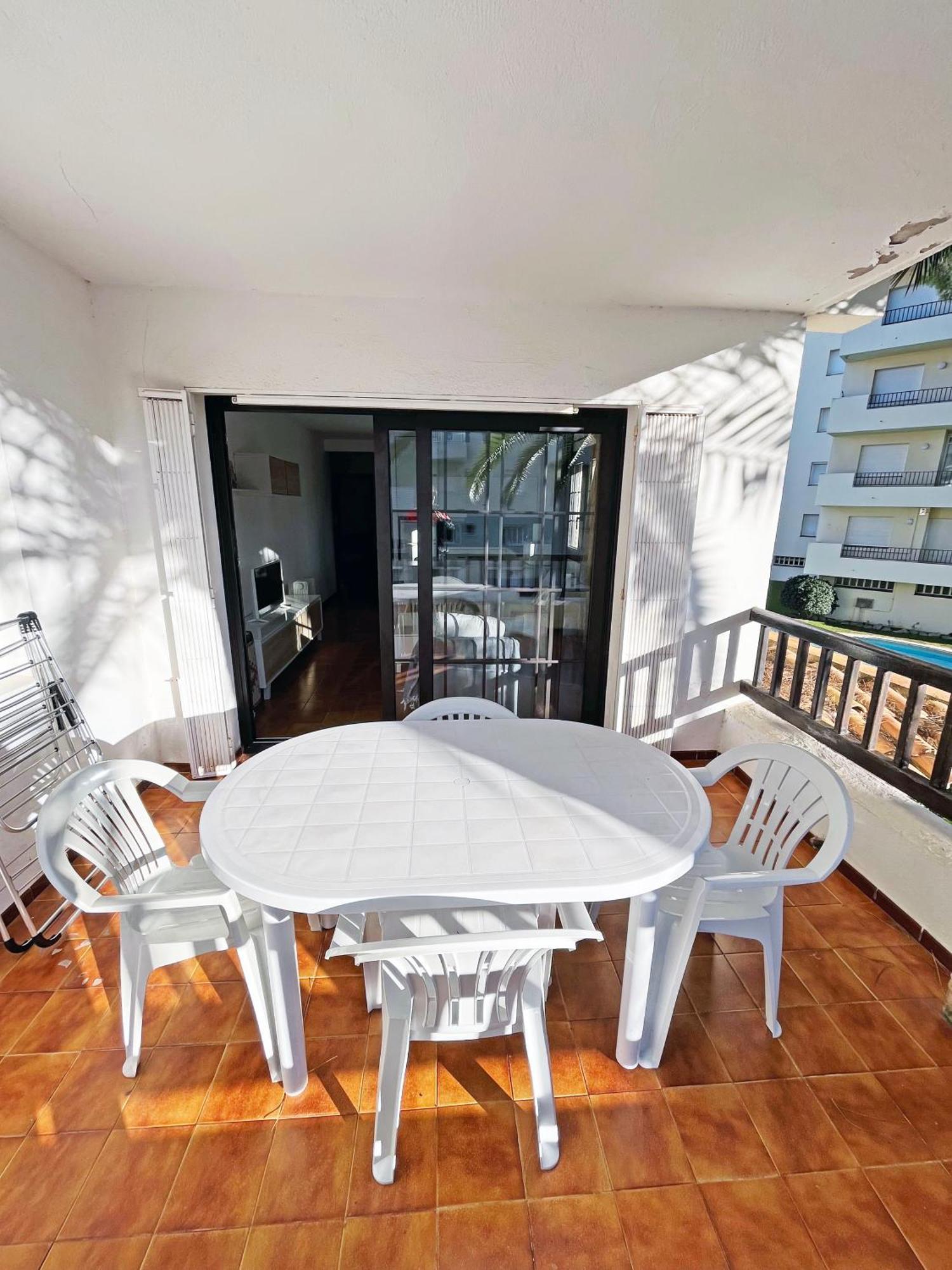 En La Escala Con Piscina Y Parking Apartamento