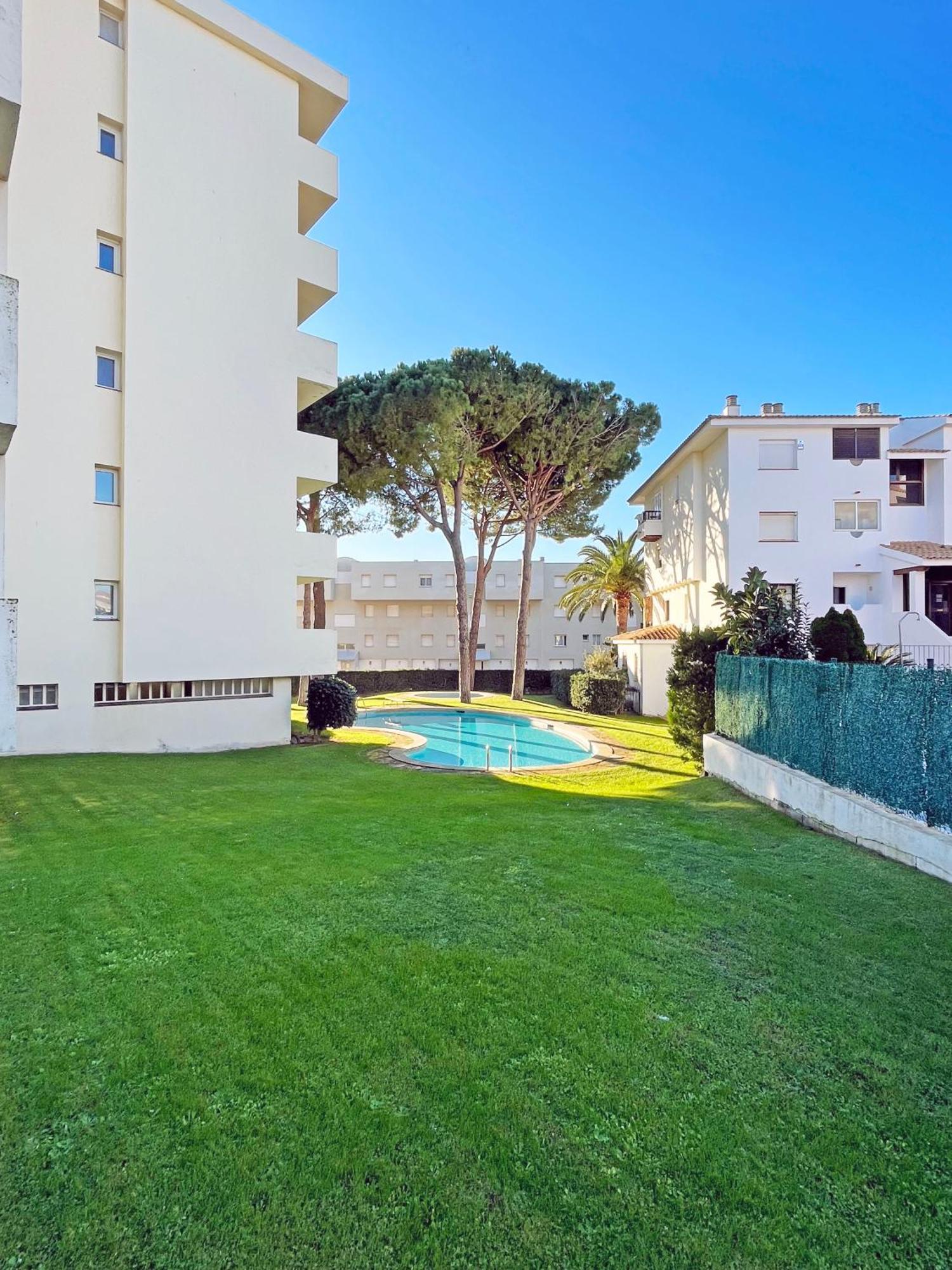 Apartamento En La Escala Con Piscina Y Parking