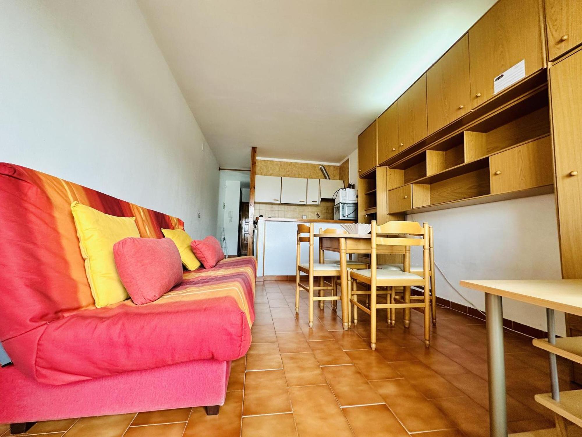 1027 9 1-3, Zona Del Puerto Deportivo, Cercano A La Gran Playa De Roses. Pequena Vista. - Es-258-40