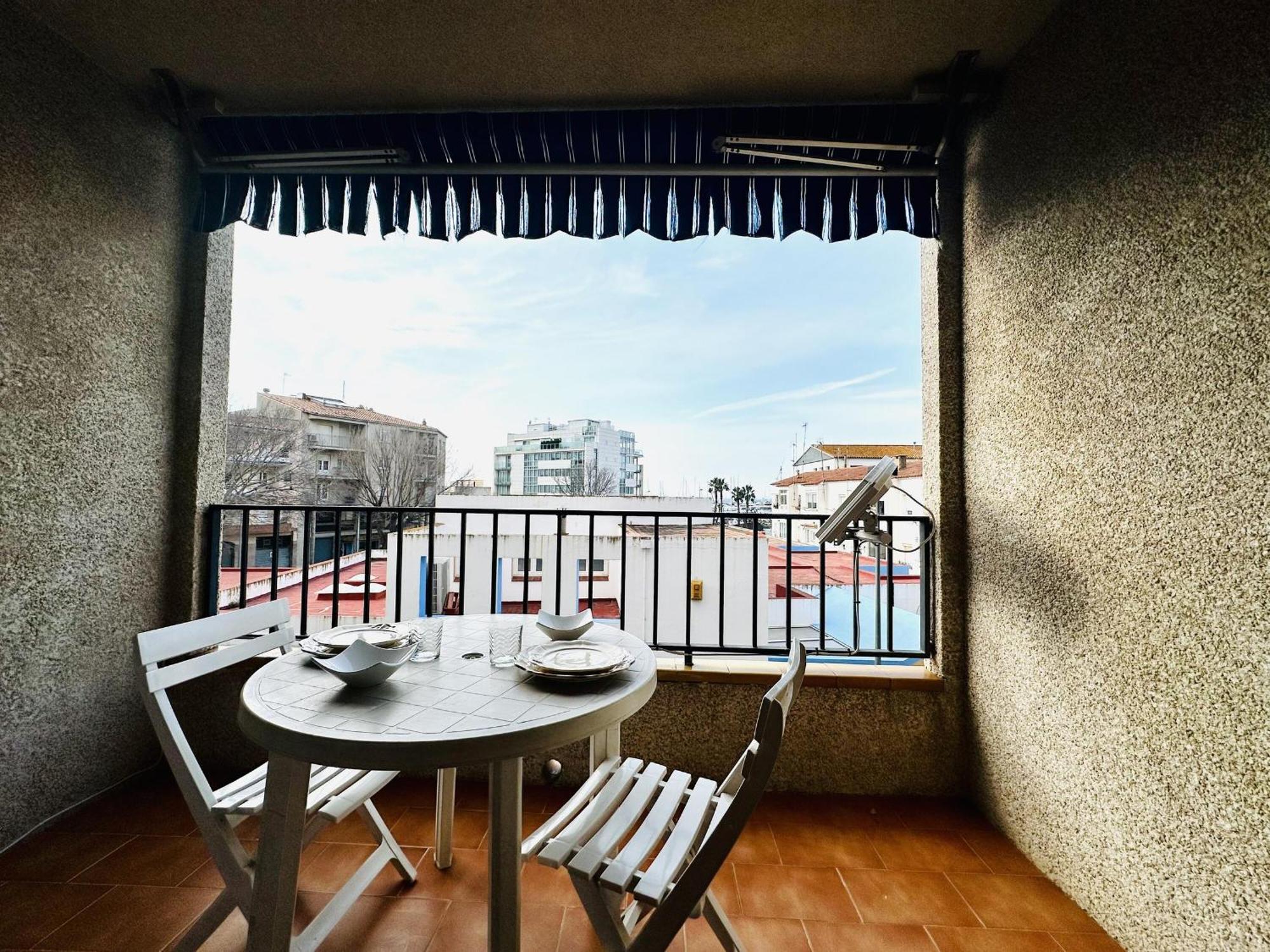 1027 9 1-3, Zona Del Puerto Deportivo, Cercano A La Gran Playa De Roses. Pequena Vista. - Es-258-40 Apartamento *