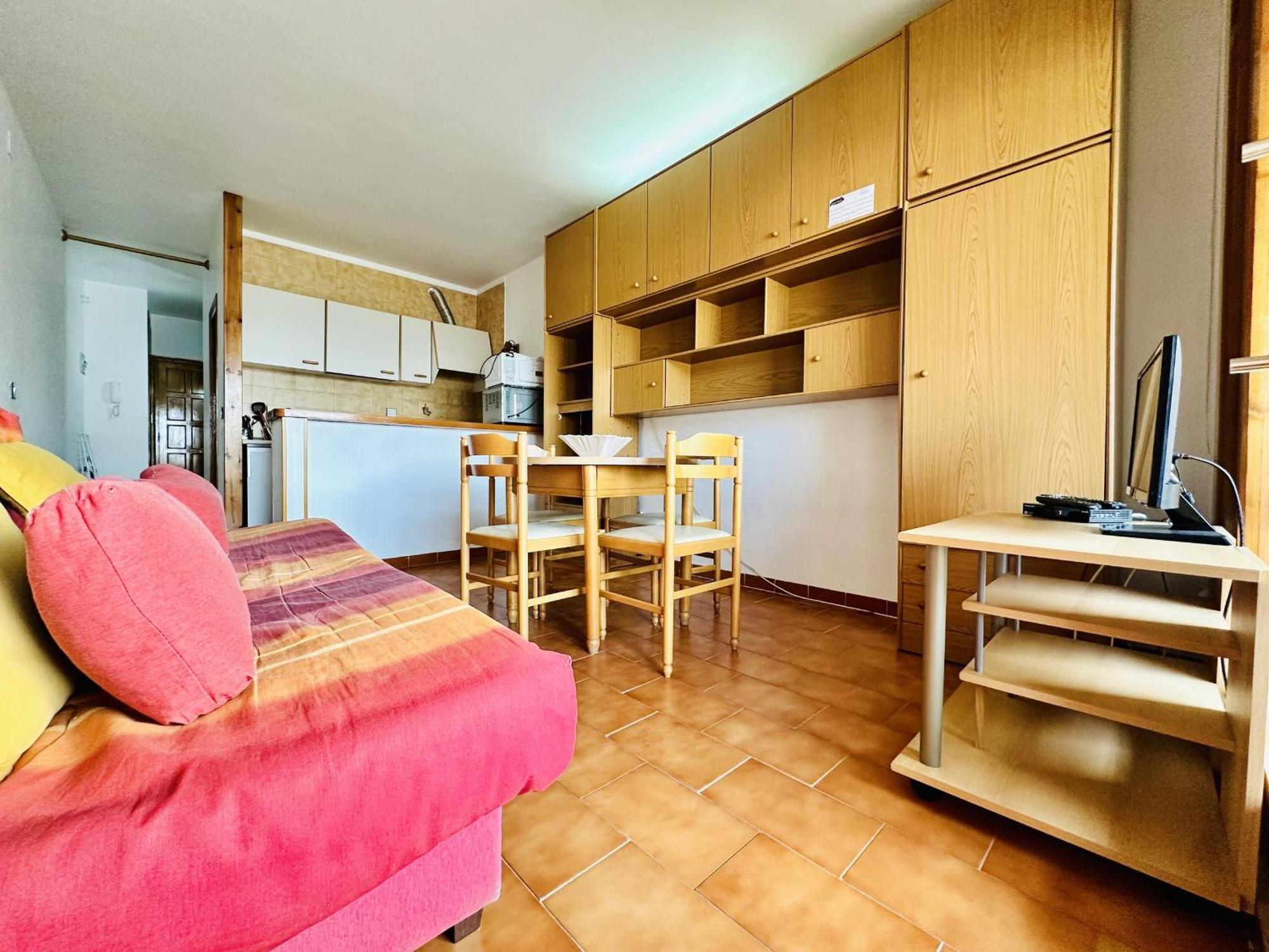 1027 9 1-3, Zona Del Puerto Deportivo, Cercano A La Gran Playa De Roses. Pequena Vista. - Es-258-40 Rosas