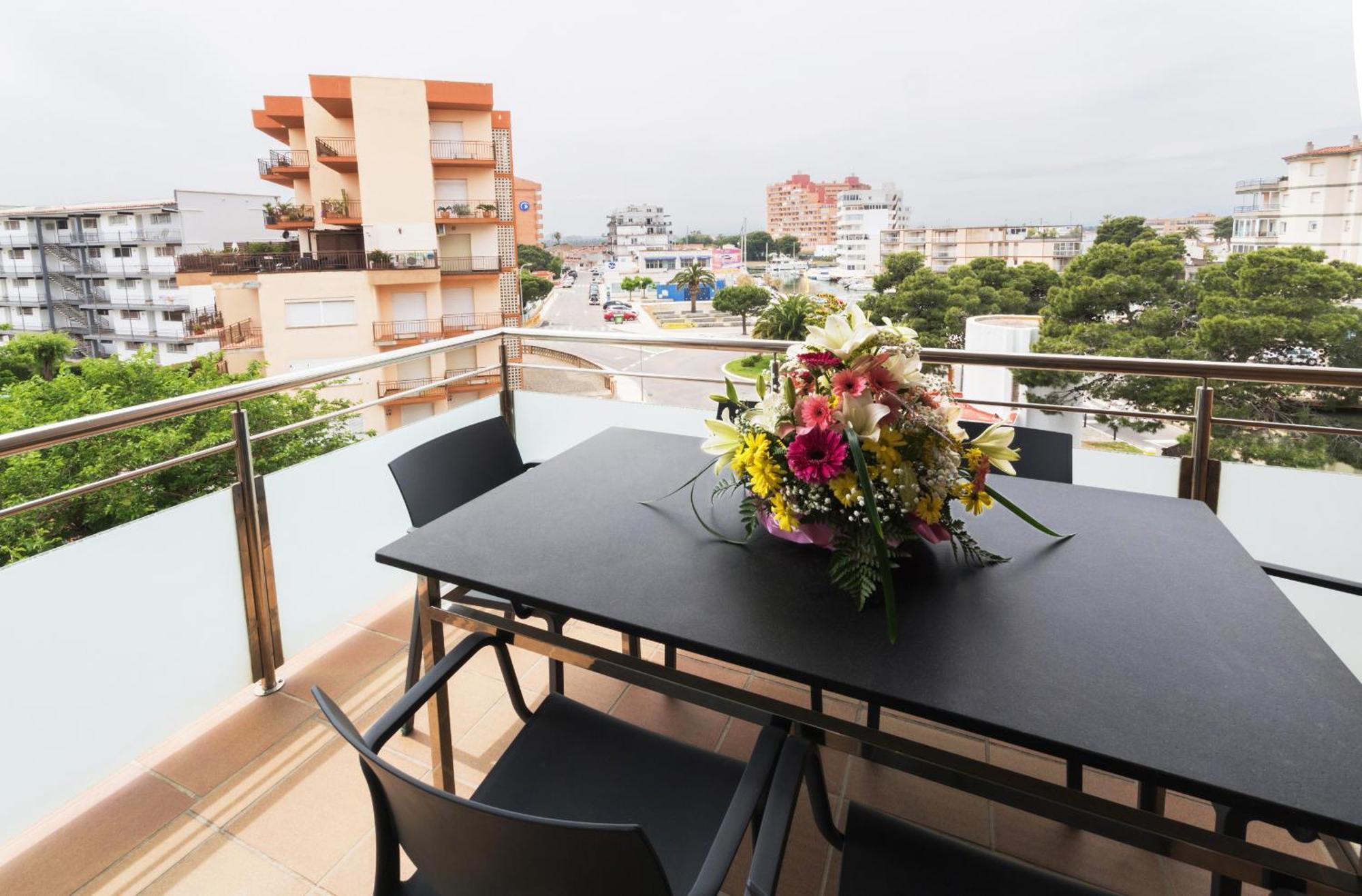 Apartamento Schoene Mit Terrasse Und Pool Nahe Dem Und Geschaeften Inmosantos Daniel Tipoc