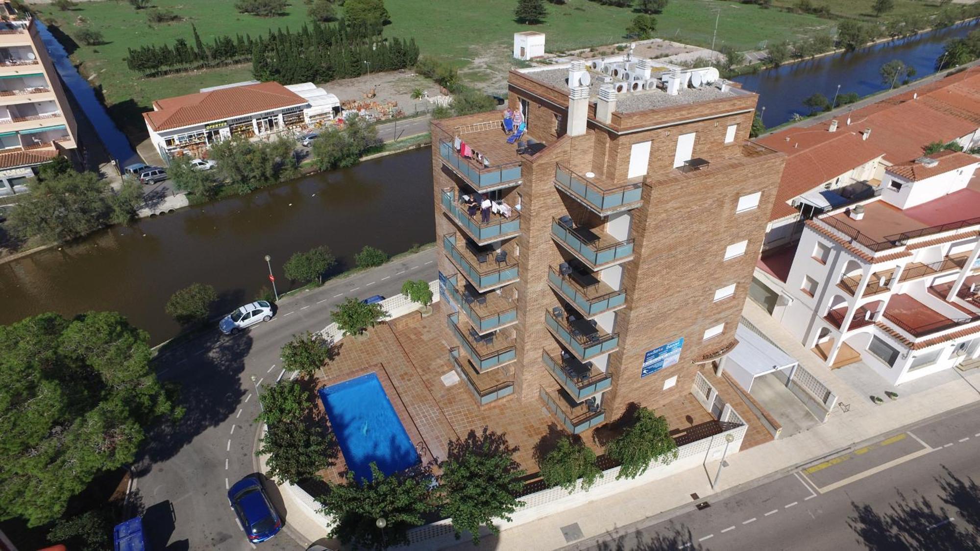 Schoene Mit Terrasse Und Pool Nahe Dem Und Geschaeften Inmosantos Daniel Tipoc Rosas