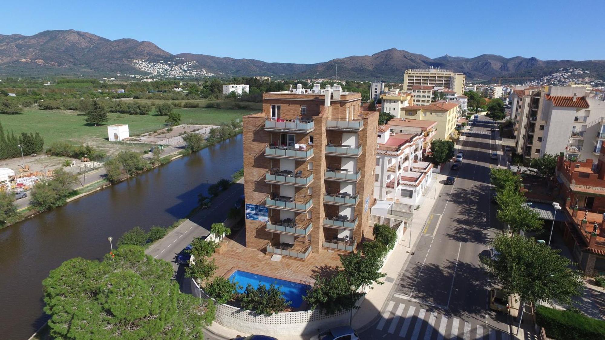 Schoene Mit Terrasse Und Pool Nahe Dem Und Geschaeften Inmosantos Daniel Tipoc Rosas