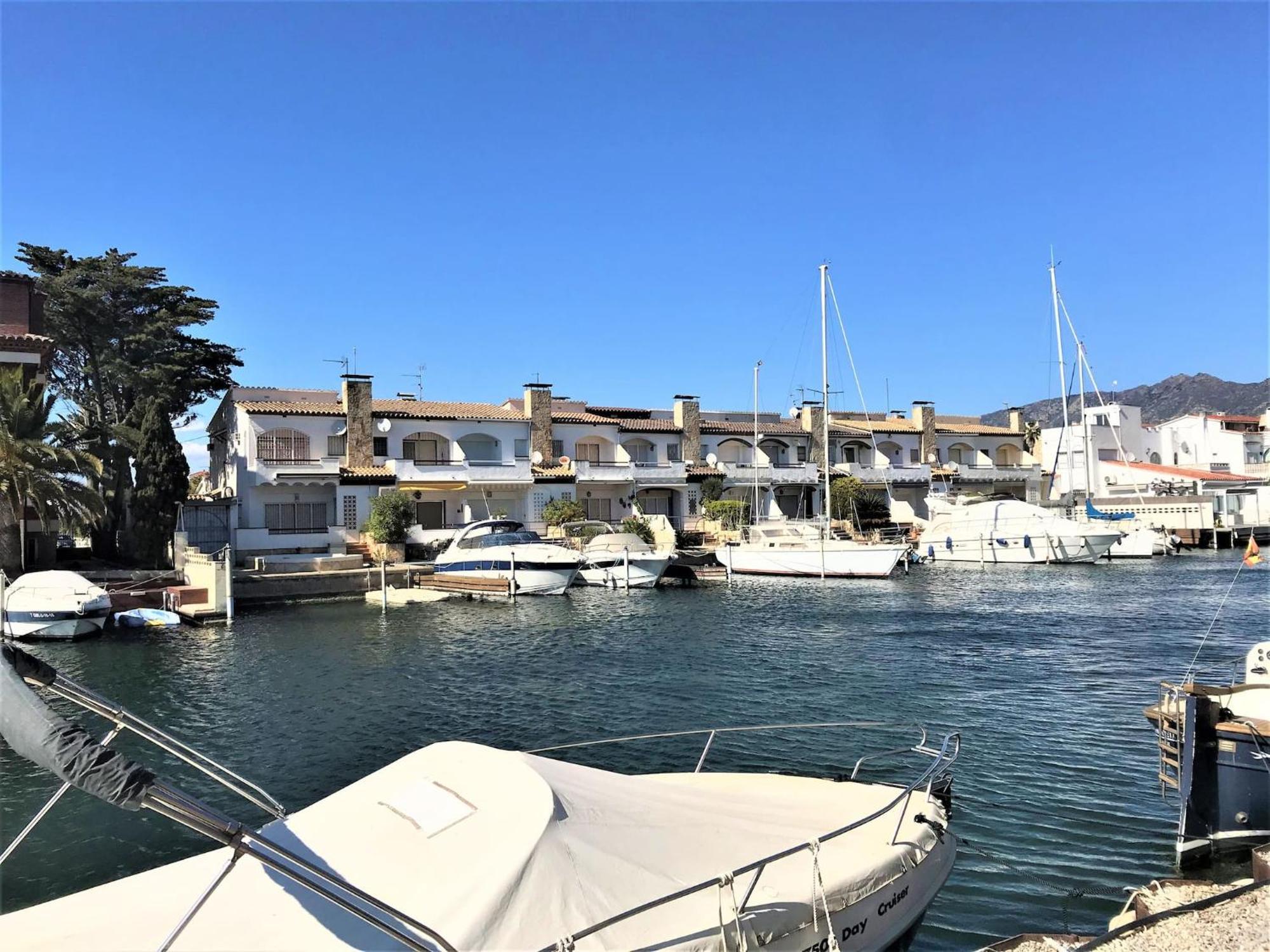 Apartment En Con Vistas Al Canal Y Piscina Roses
