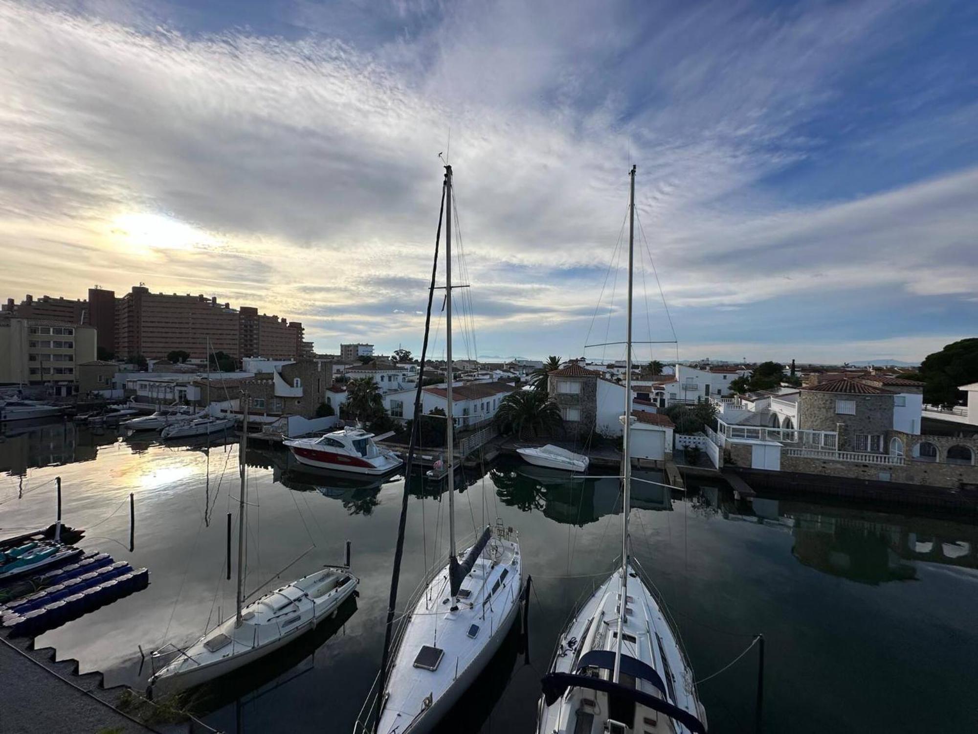 Apartamento En Con Vistas Al Canal Y Piscina