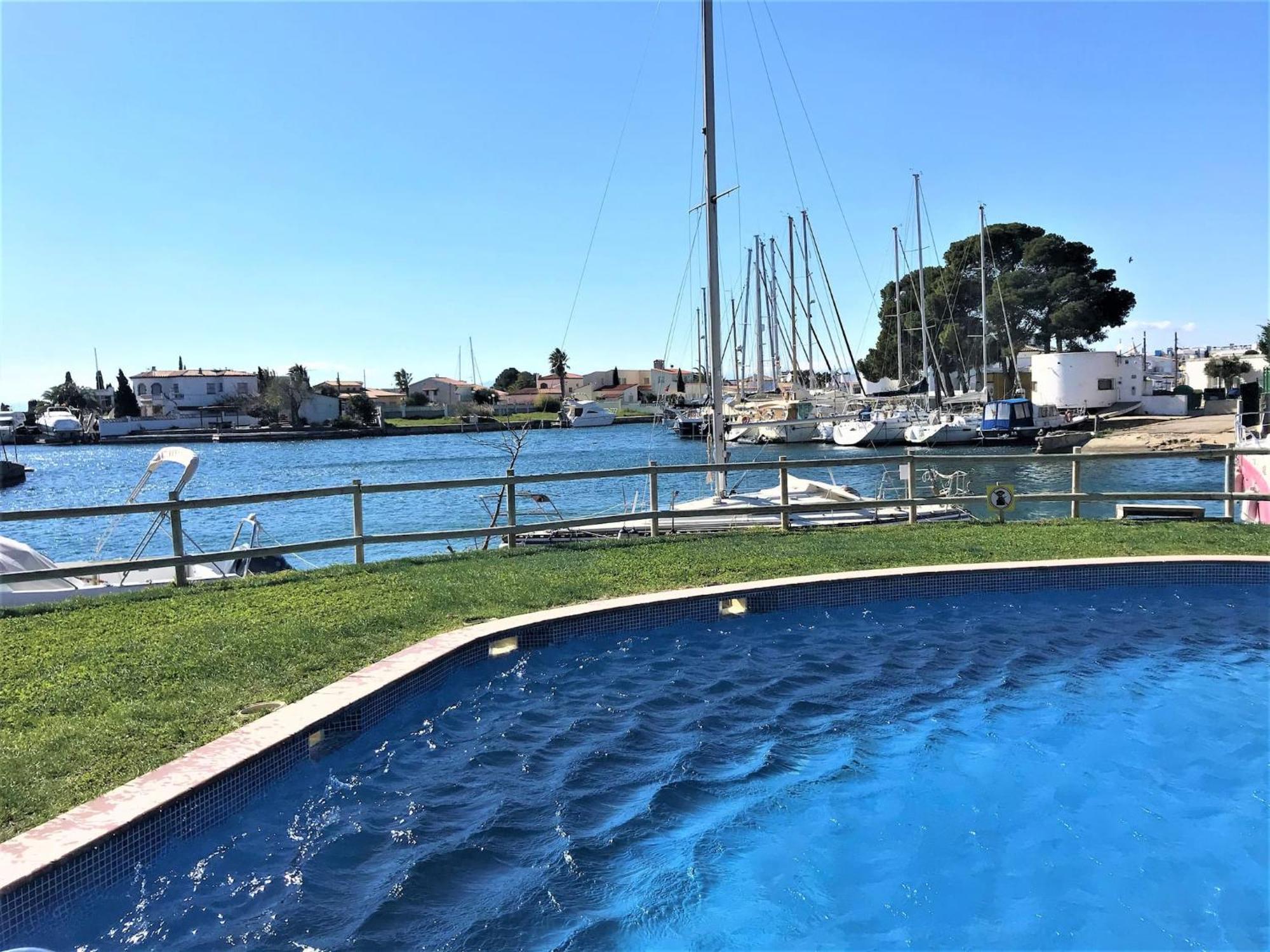Apartment En Con Vistas Al Canal Y Piscina Roses