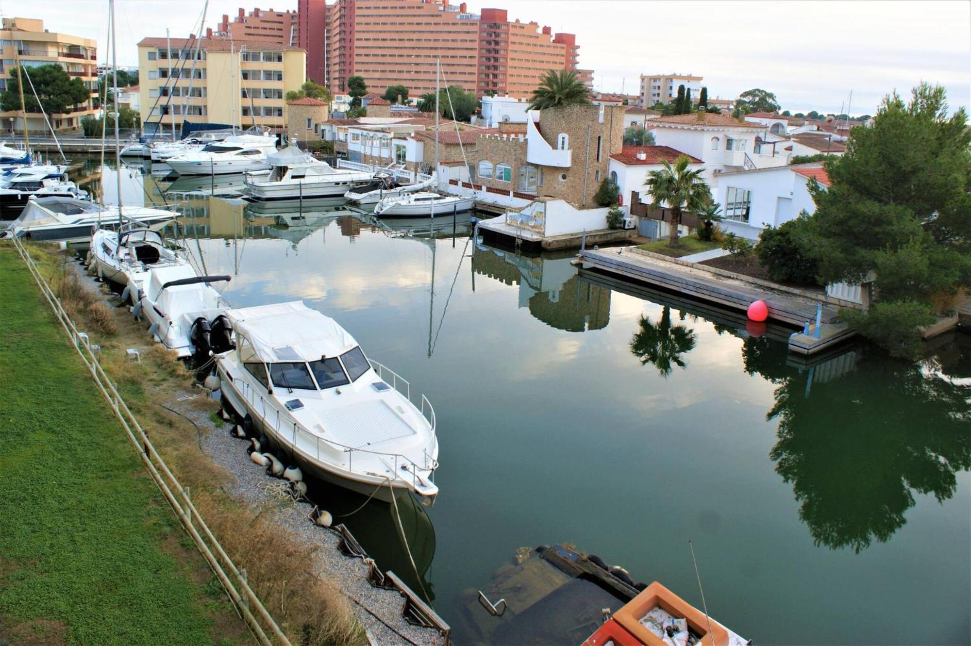 En Con Vistas Al Canal Y Piscina