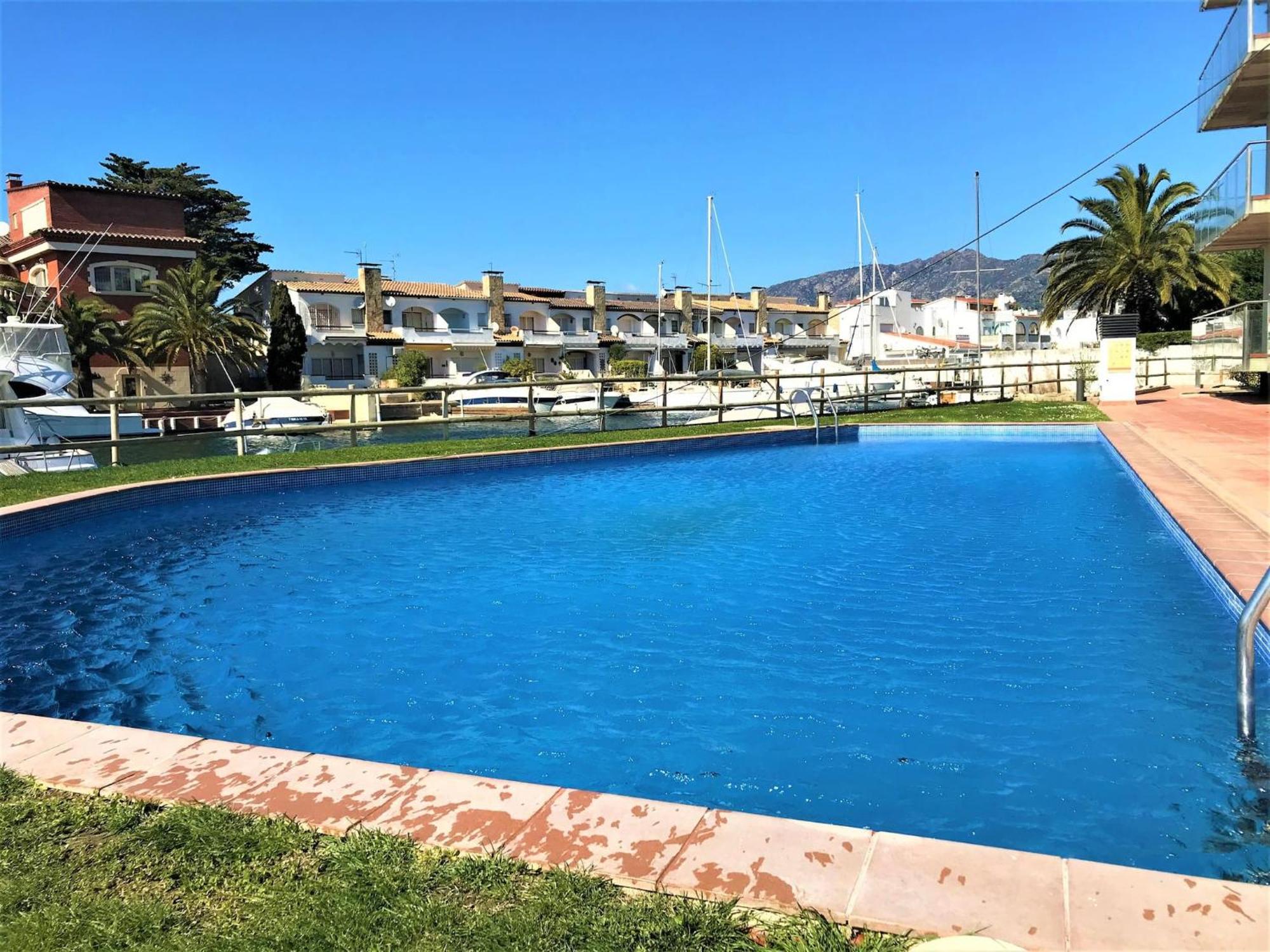 Apartamento En Con Vistas Al Canal Y Piscina Rosas