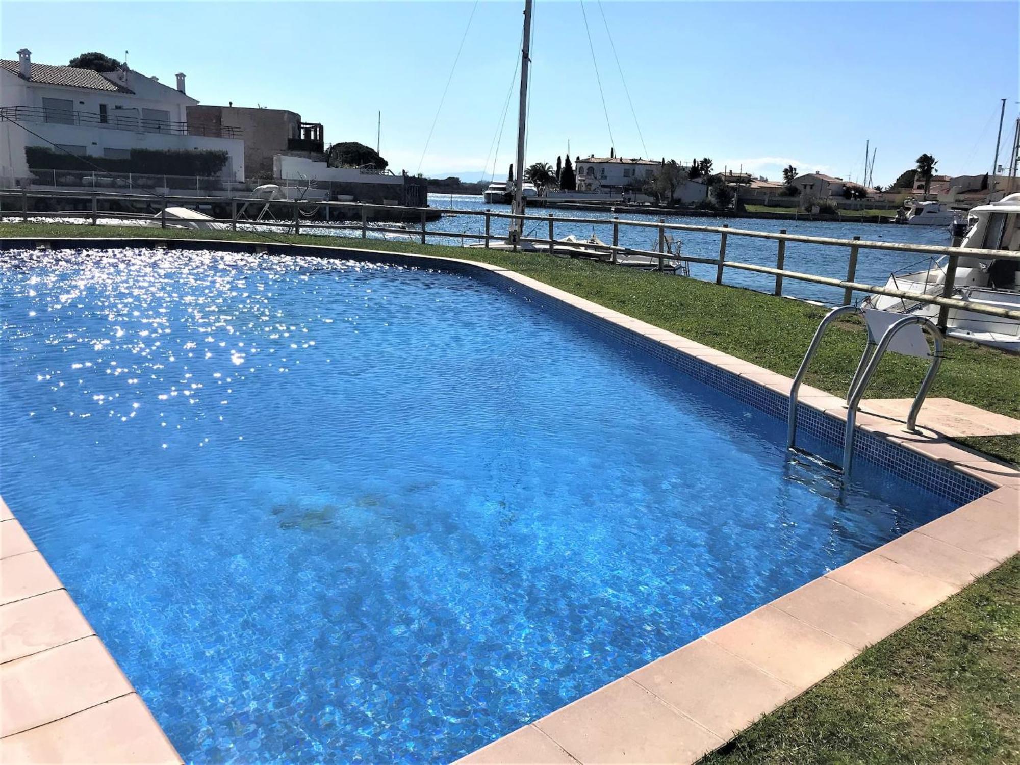 En Con Vistas Al Canal Y Piscina Apartment