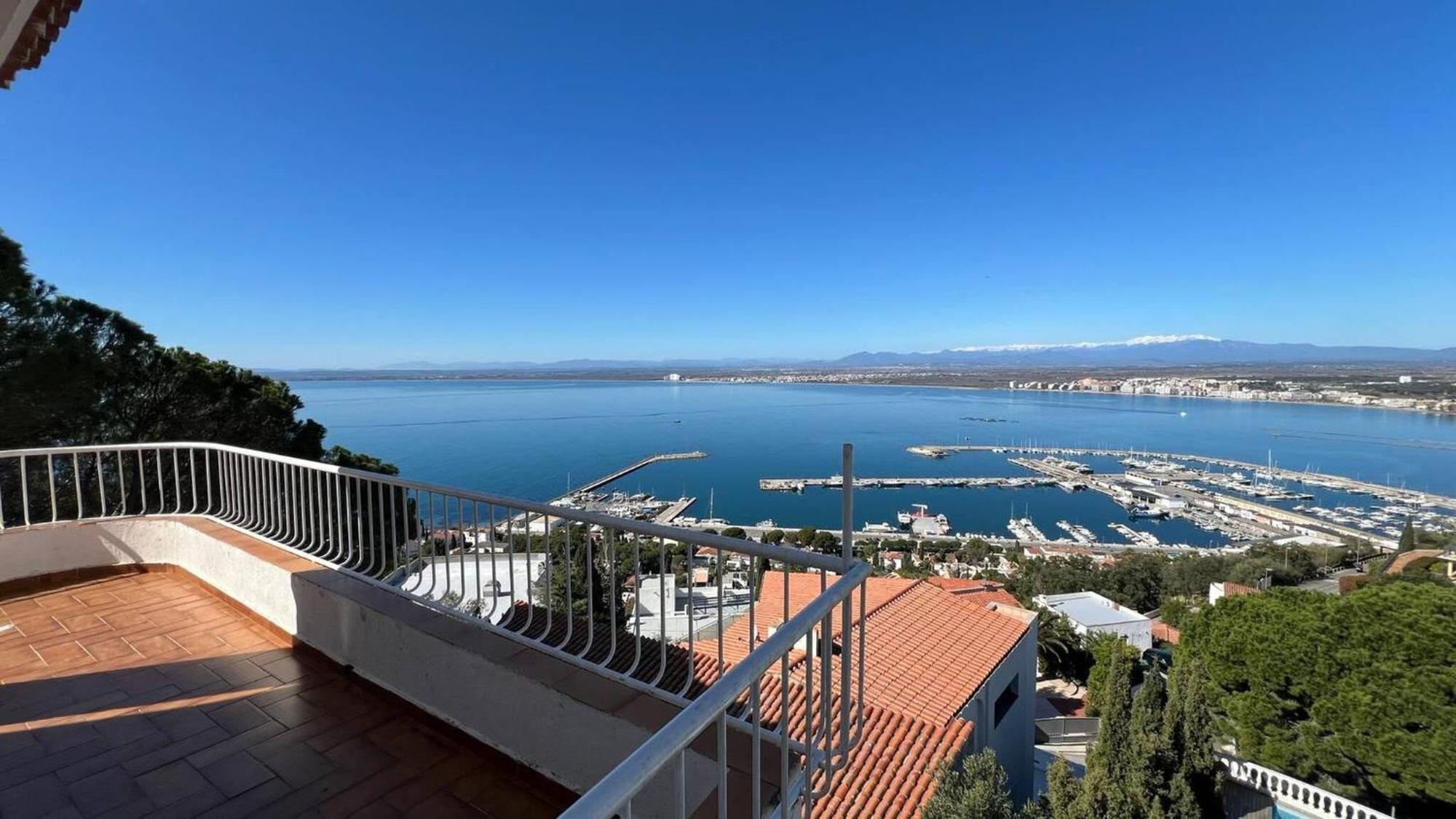 Precioso Piso Con Vistas Espectaculares Del Mar Rosas