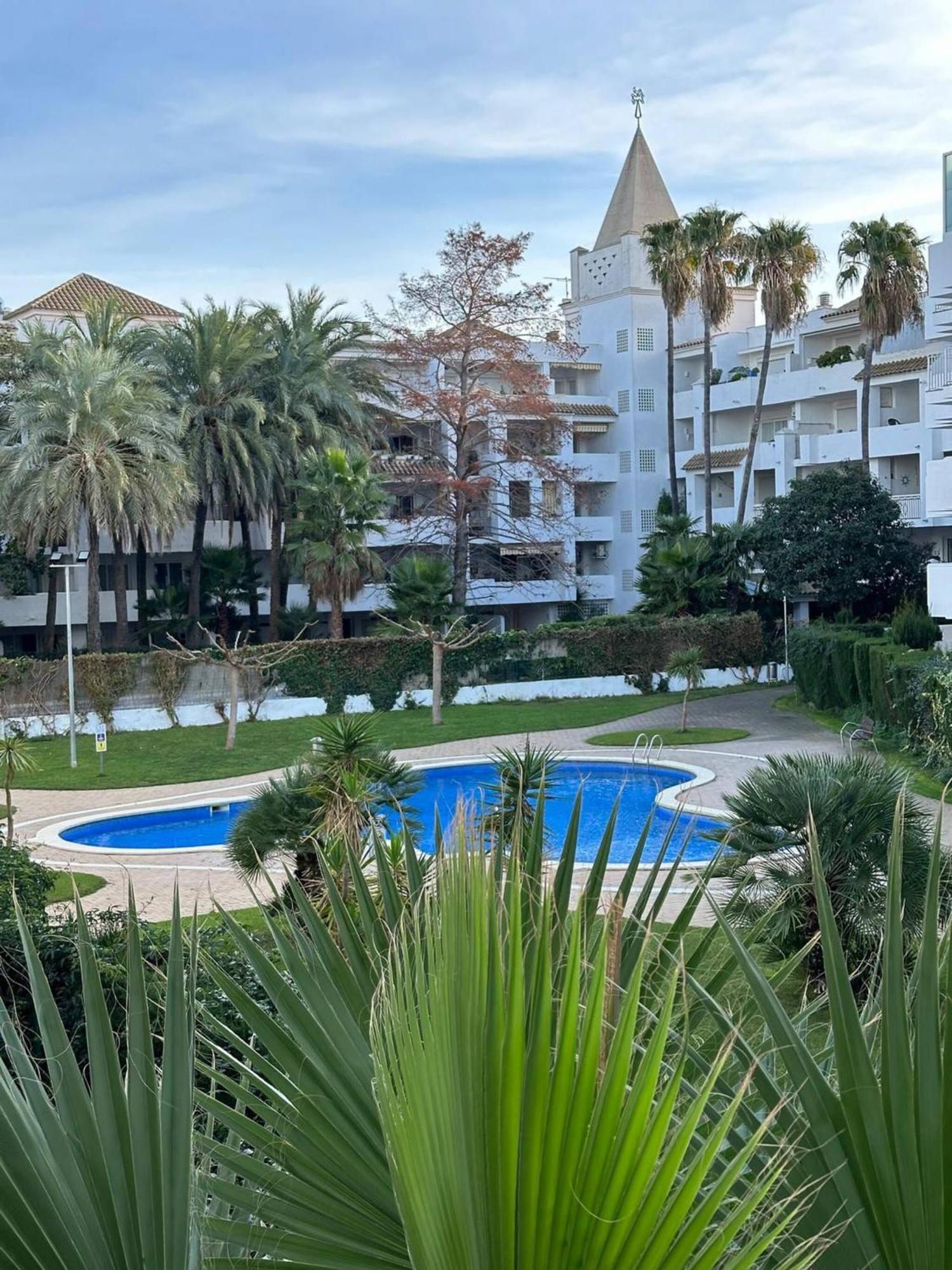 Con Vistas A La Psicina Comunitaria