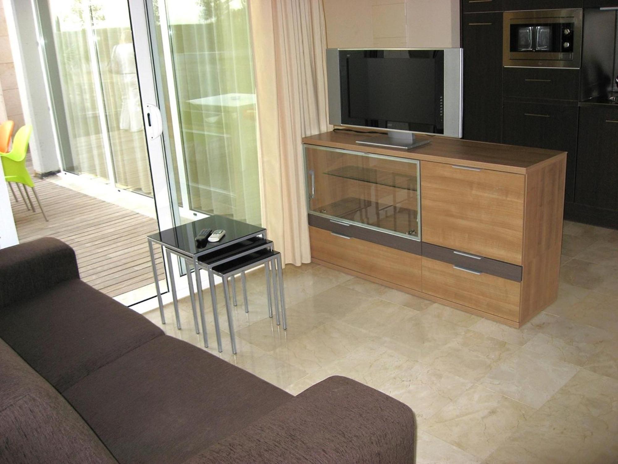 Facing The Pool * L' Escala