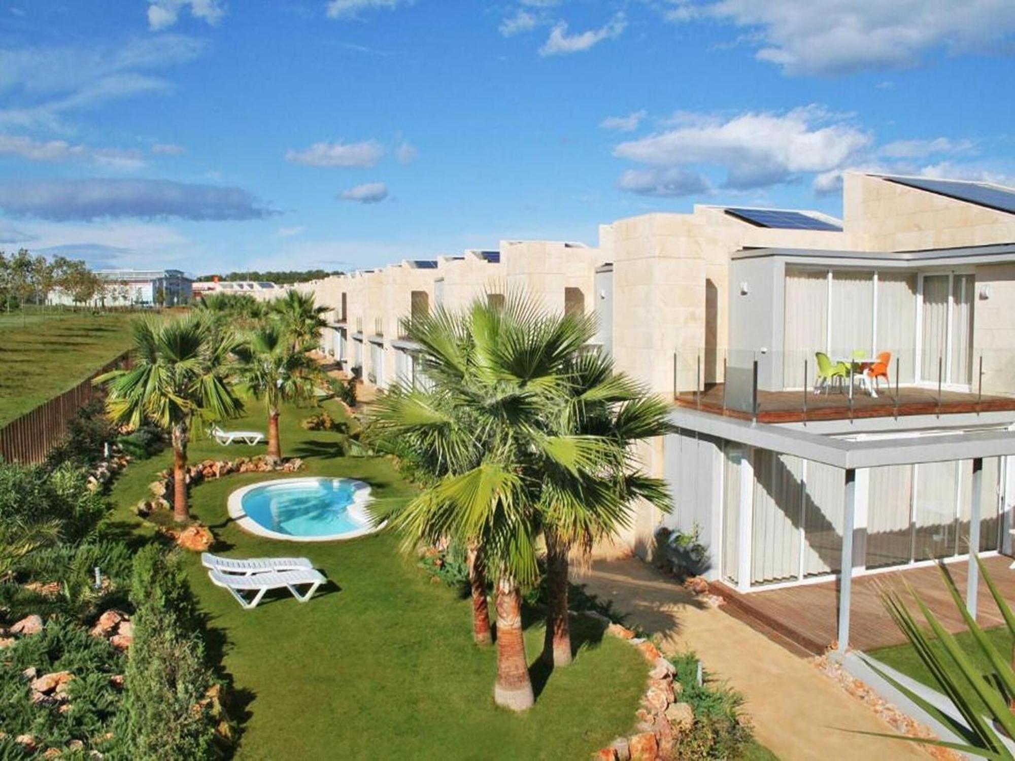 Facing The Pool * L' Escala