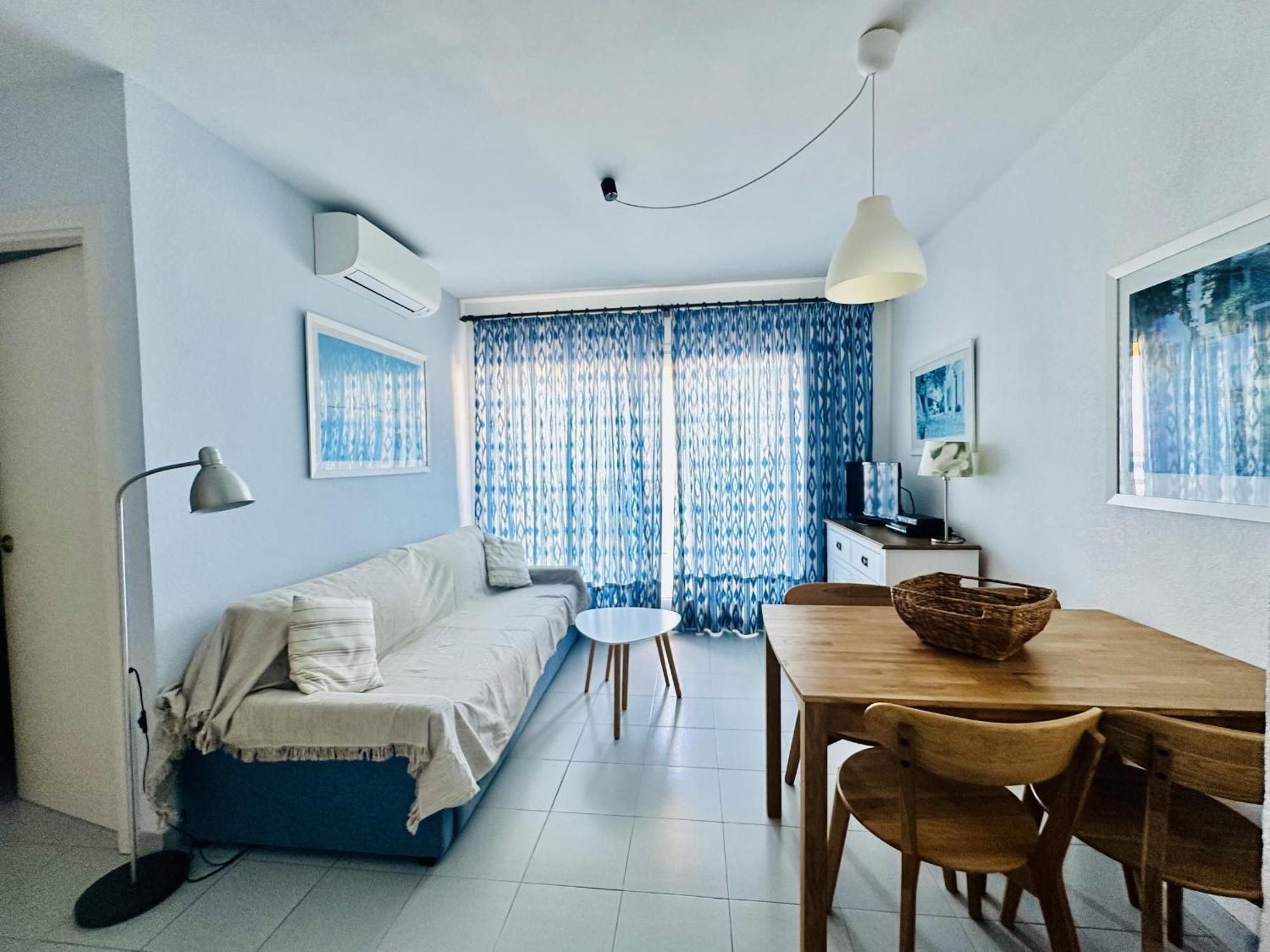 2079 Rocmar 1 5-c, Excelente Situacion Frente Al Puerto Pesquero Y Con Vista A La Bahia. Ultima Planta Del Edificio. Gran Terraza. Gran Parking Publico Delante. - Es-258-56 Apartamento Rosas
