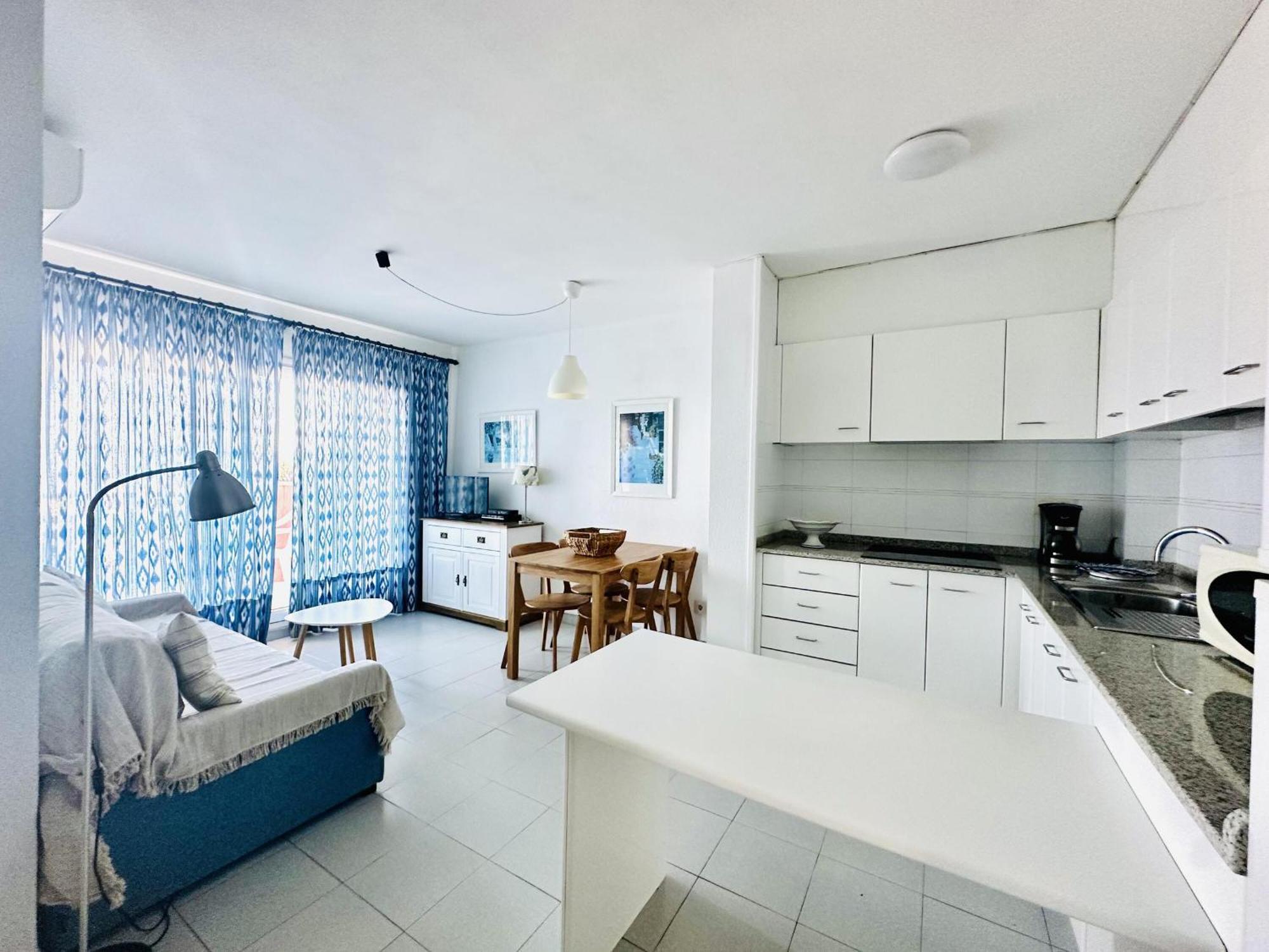 2079 Rocmar 1 5-c, Excelente Situacion Frente Al Puerto Pesquero Y Con Vista A La Bahia. Ultima Planta Del Edificio. Gran Terraza. Gran Parking Publico Delante. - Es-258-56 Apartamento Rosas