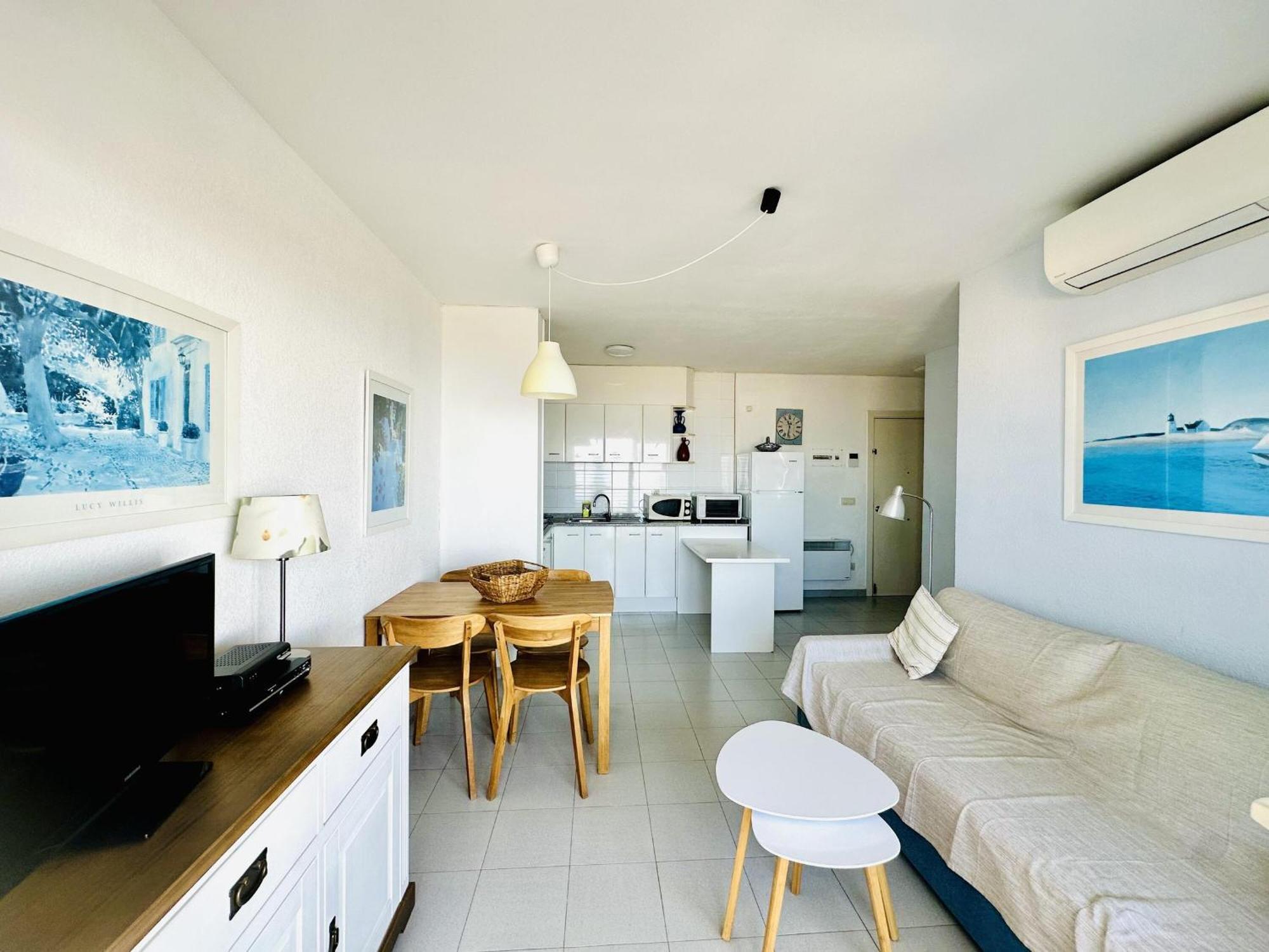 Apartamento 2079 Rocmar 1 5-c, Excelente Situacion Frente Al Puerto Pesquero Y Con Vista A La Bahia. Ultima Planta Del Edificio. Gran Terraza. Gran Parking Publico Delante. - Es-258-56 *
