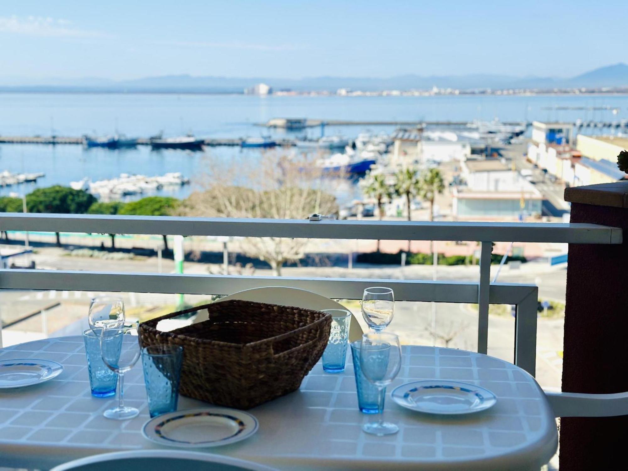 Apartamento 2079 Rocmar 1 5-c, Excelente Situacion Frente Al Puerto Pesquero Y Con Vista A La Bahia. Ultima Planta Del Edificio. Gran Terraza. Gran Parking Publico Delante. - Es-258-56 *