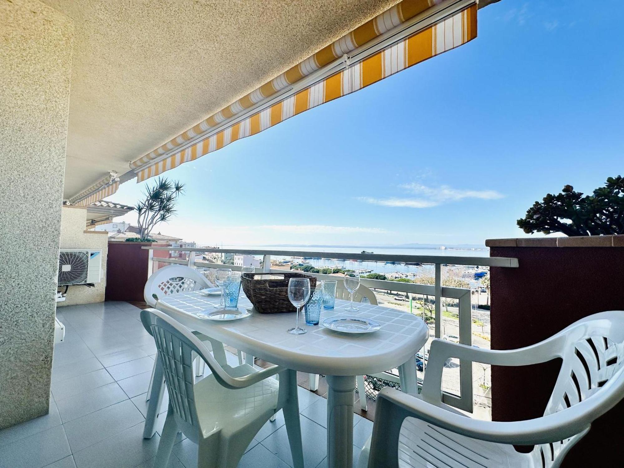 Apartamento 2079 Rocmar 1 5-c, Excelente Situacion Frente Al Puerto Pesquero Y Con Vista A La Bahia. Ultima Planta Del Edificio. Gran Terraza. Gran Parking Publico Delante. - Es-258-56 *