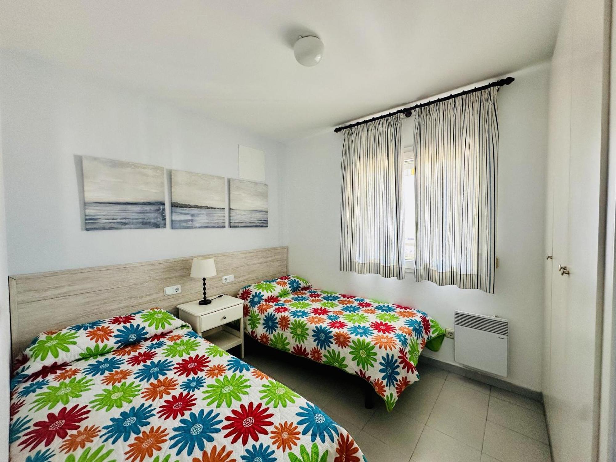 2079 Rocmar 1 5-c, Excelente Situacion Frente Al Puerto Pesquero Y Con Vista A La Bahia. Ultima Planta Del Edificio. Gran Terraza. Gran Parking Publico Delante. - Es-258-56 Apartamento Rosas