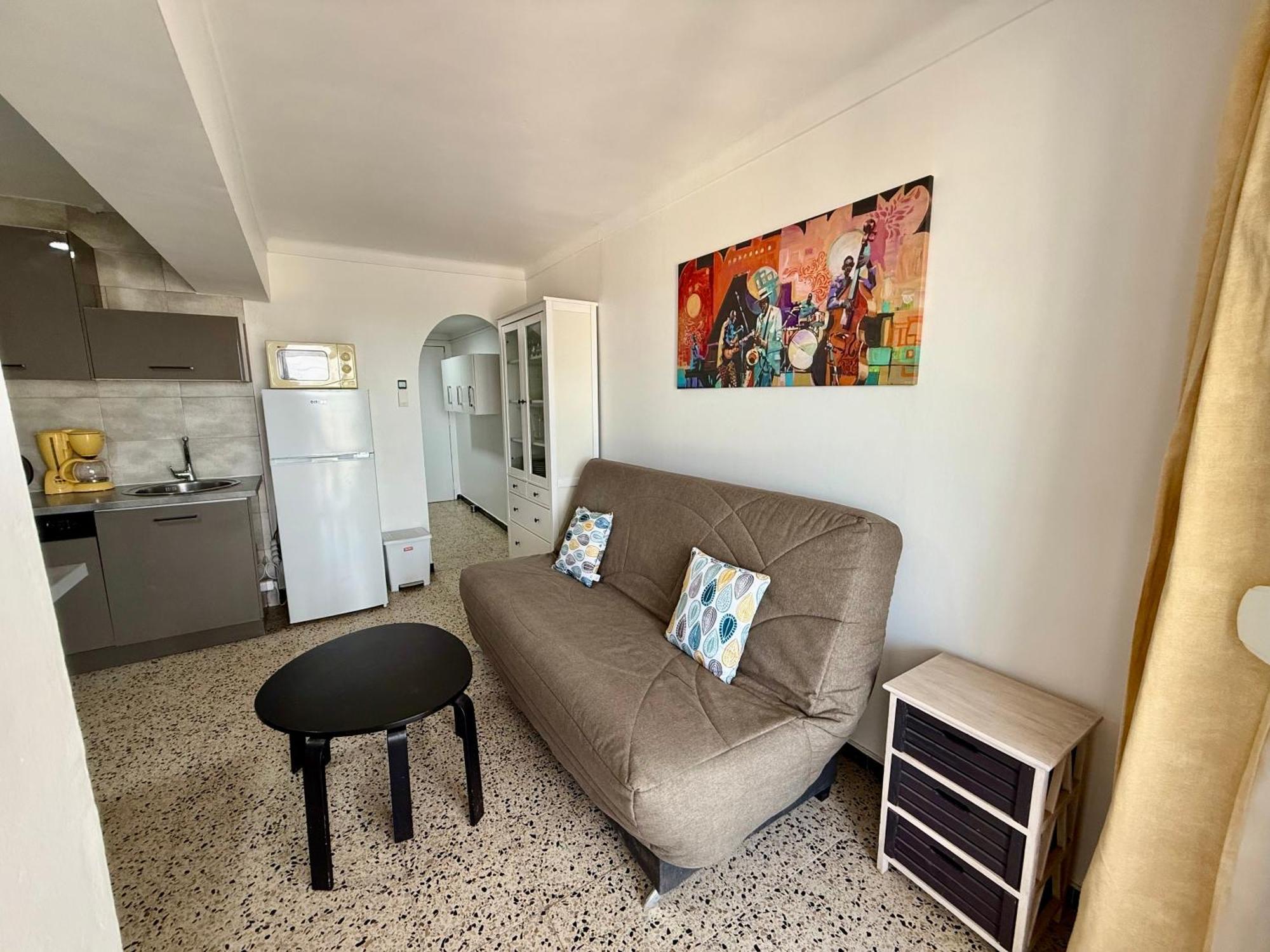 Awaydays - Karina - 1st Sea Line Apartment