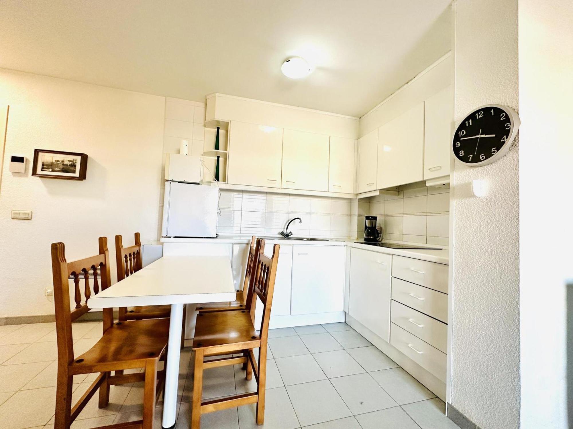 Apartamento 2179 Rocmar 7 4-b, Excelente Situacion Frente Al Puerto Pesquero Y Con Vista A La Bahia. Gran Terraza. Gran Parking Publico Delante. - Es-258-54 Rosas