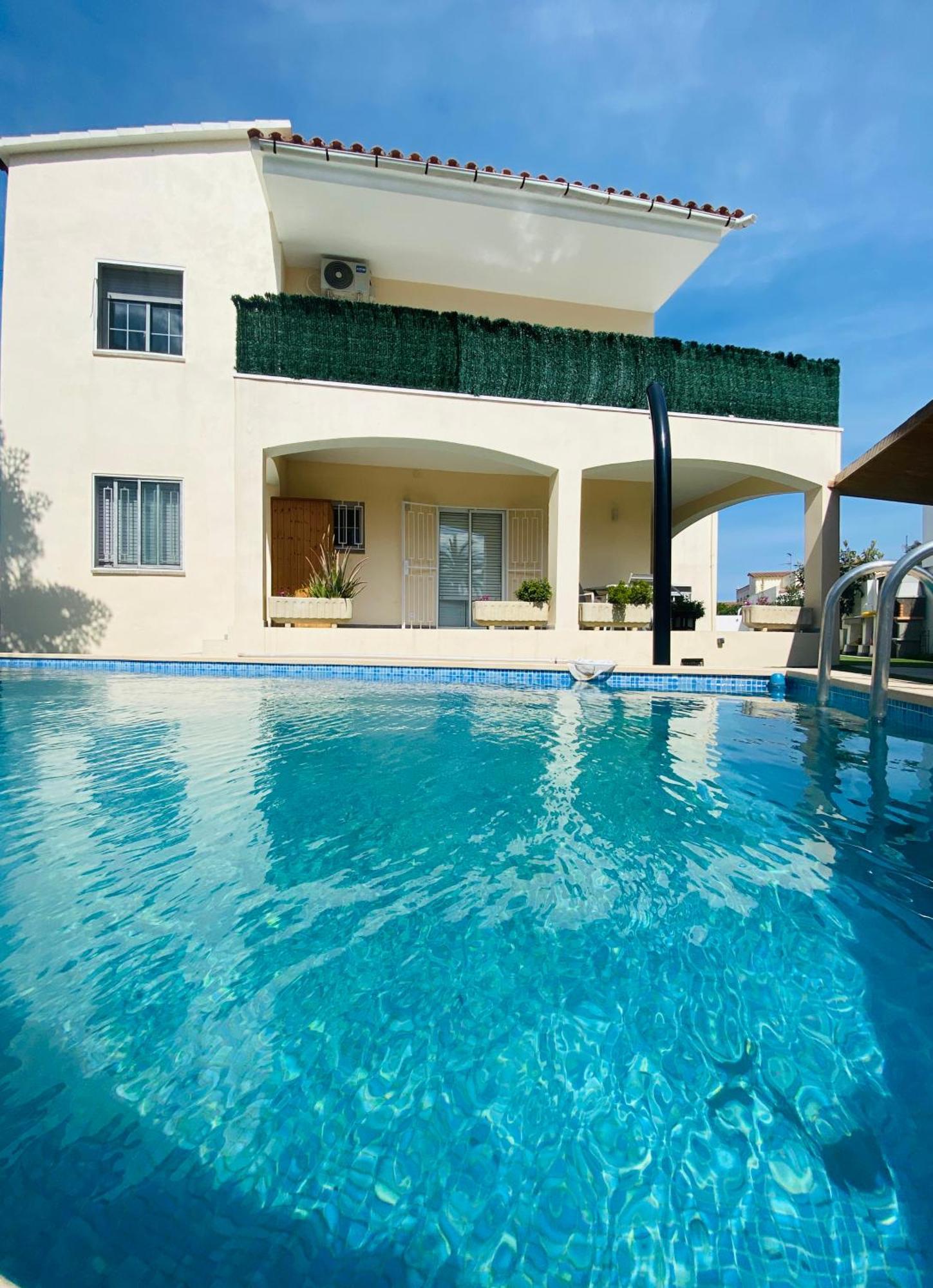 Requesens Playa Apartment *