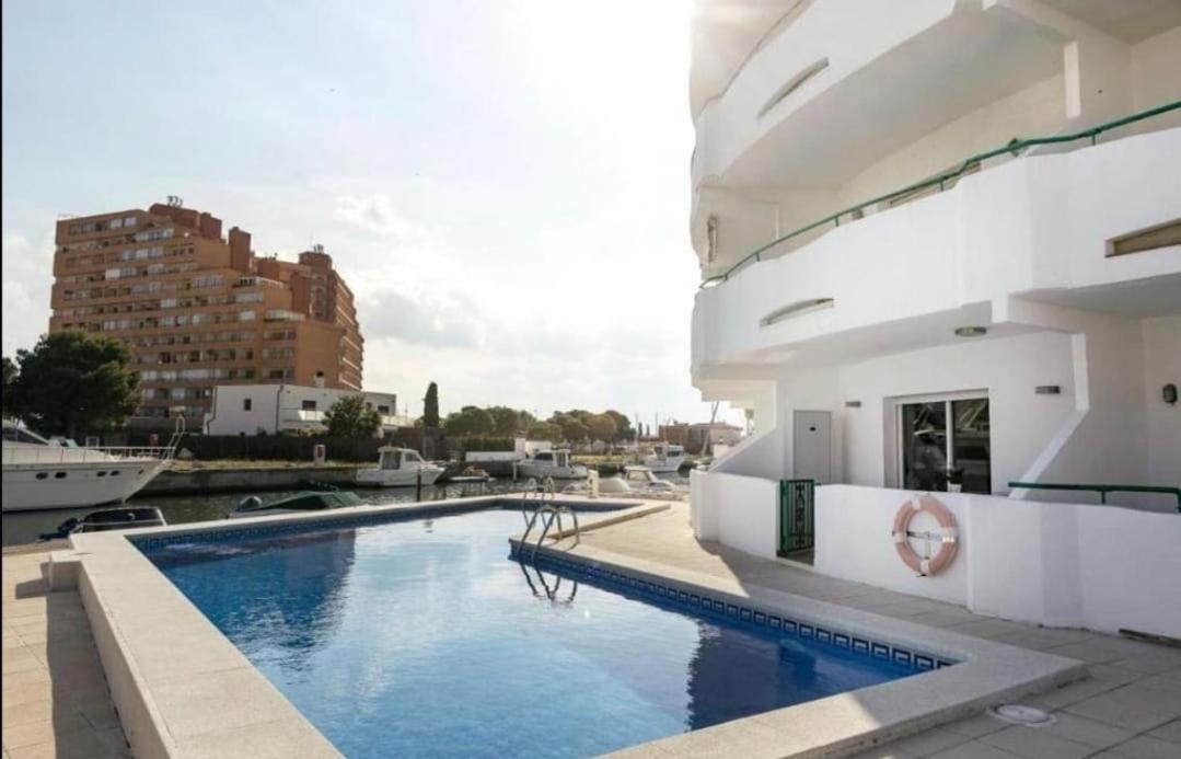 Avec Piscine Et Vue Canaux * Roses