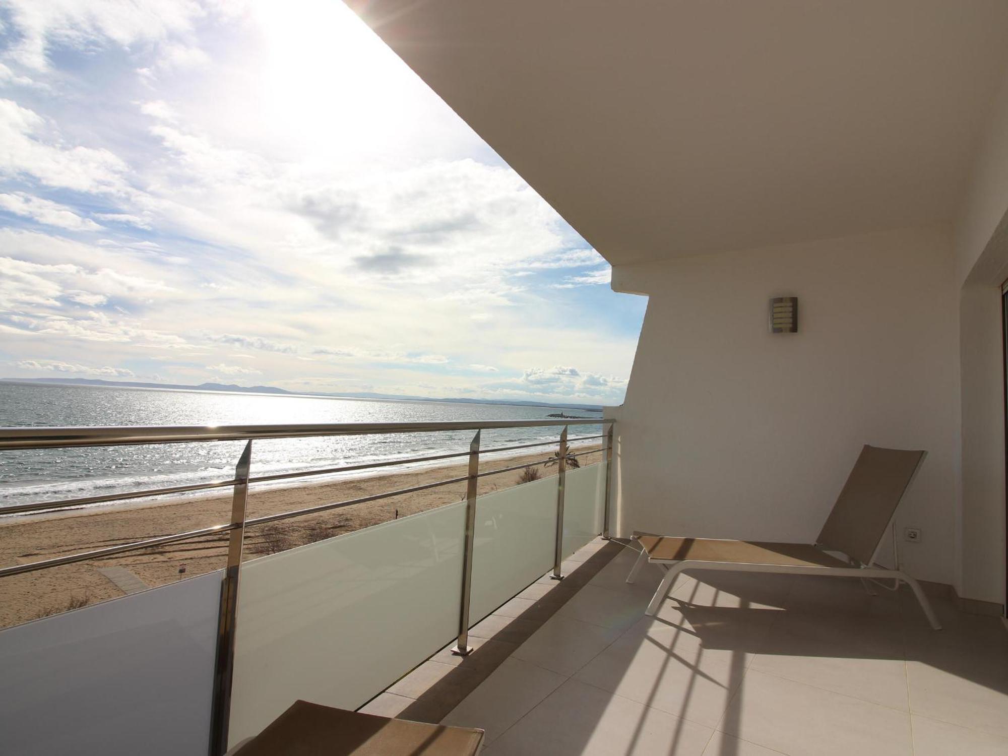 Moderno, Renovado Y Soleado Con Vistas Panoramicas Al Mar En Primera Linea De Playa - Es-228-100 * Rosas