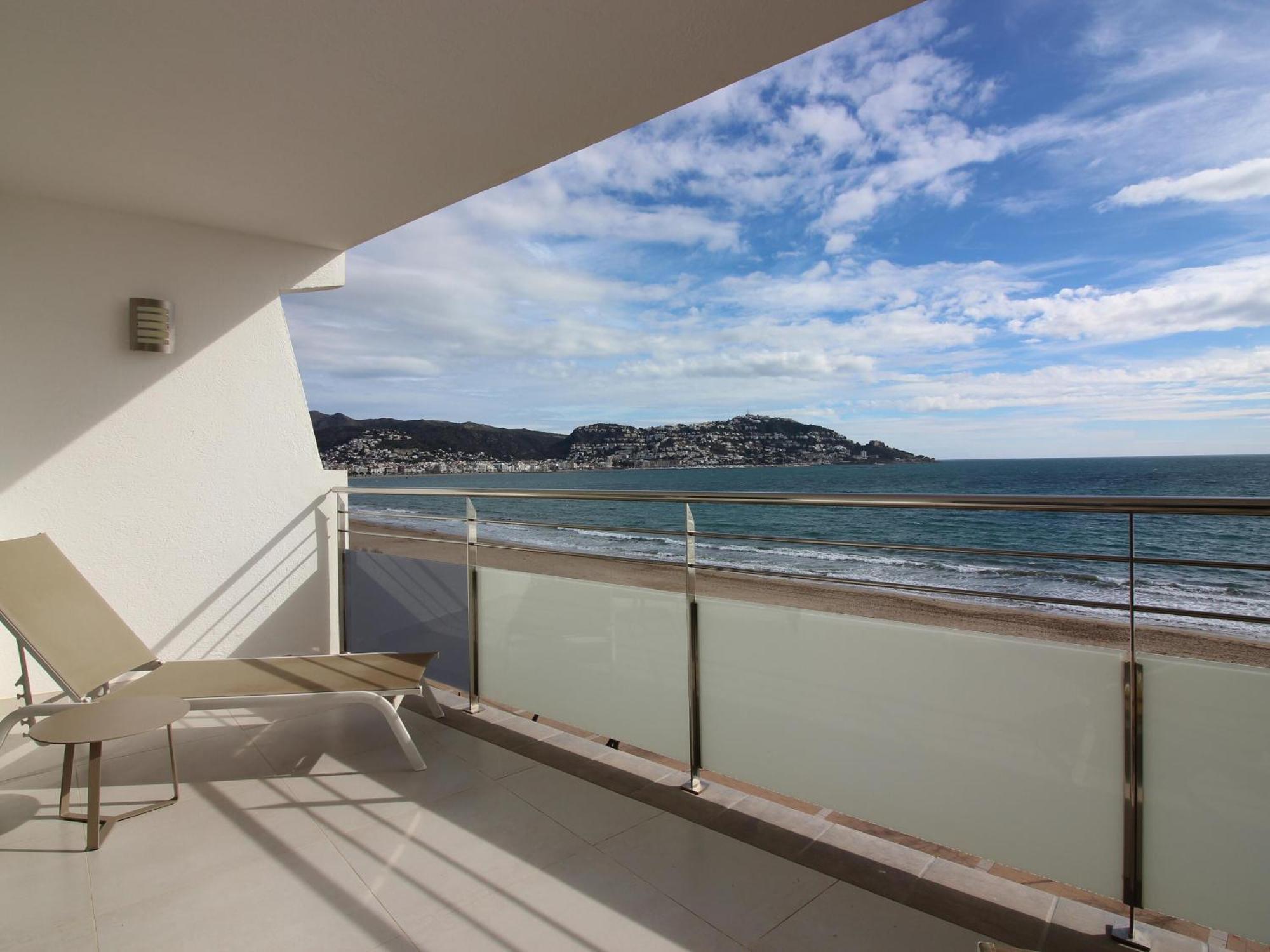 Moderno, Renovado Y Soleado Con Vistas Panoramicas Al Mar En Primera Linea De Playa - Es-228-100