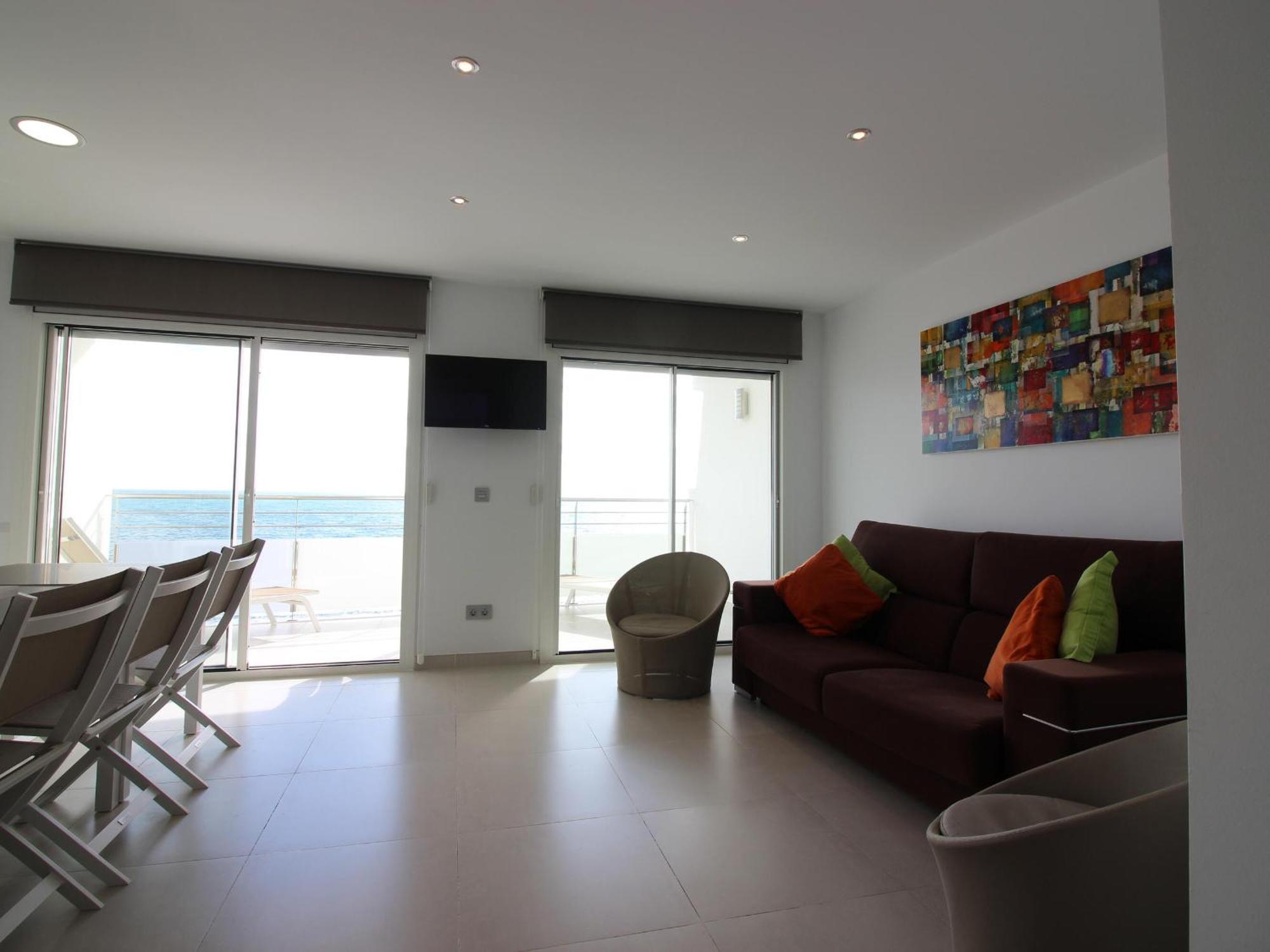 Moderno, Renovado Y Soleado Con Vistas Panoramicas Al Mar En Primera Linea De Playa - Es-228-100 * Rosas