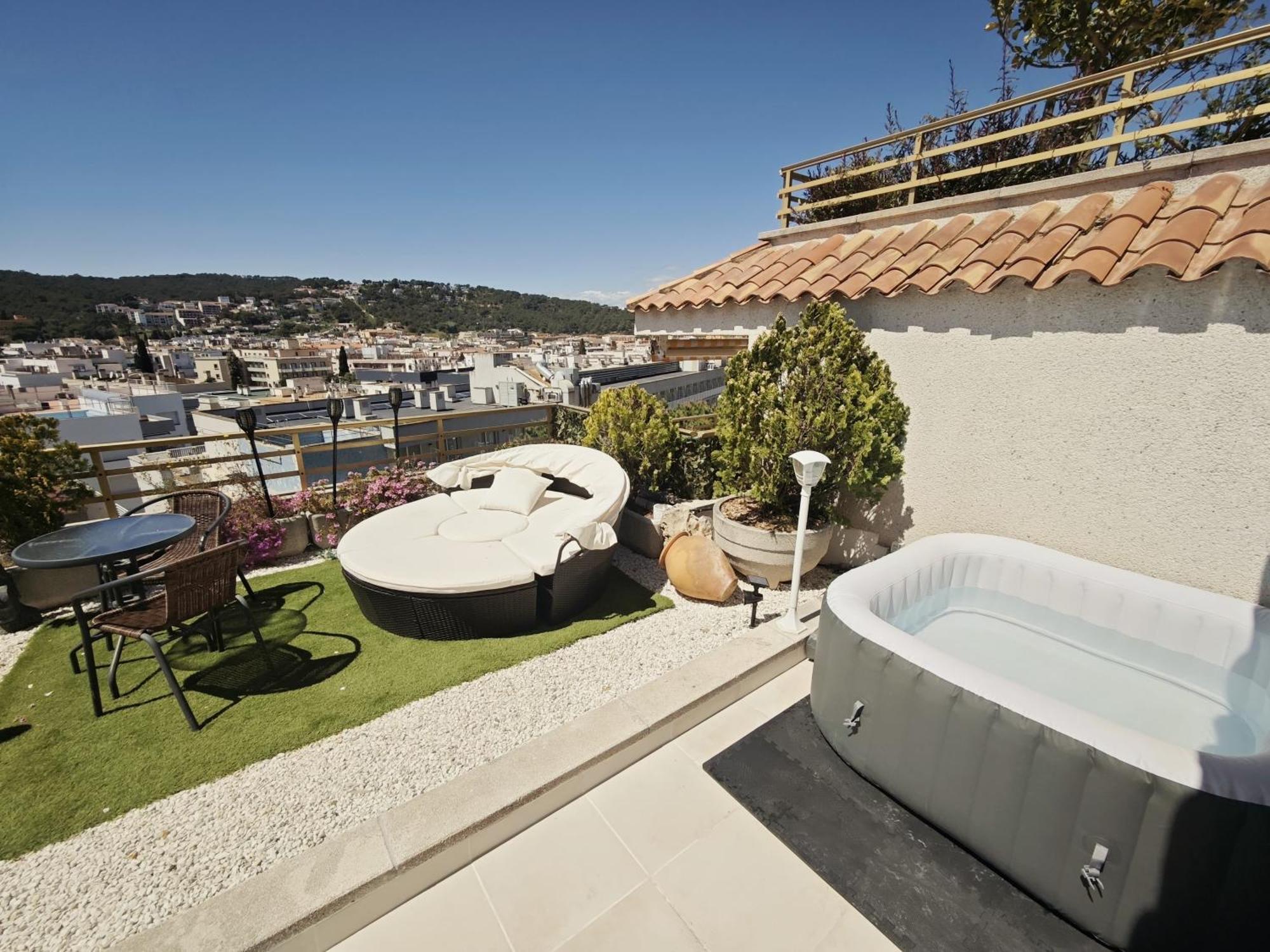 Apartment Luna Tossa De Mar With Jacuzzi, 5Mins Walking To The Beach, Sea And Castle View Big Terrace Apartment Tossa de Mar