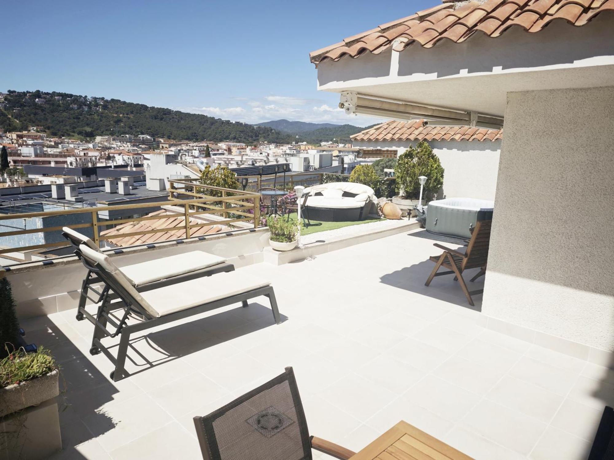 Apartment Luna Tossa De Mar With Jacuzzi, 5Mins Walking To The Beach, Sea And Castle View Big Terrace Tossa de Mar