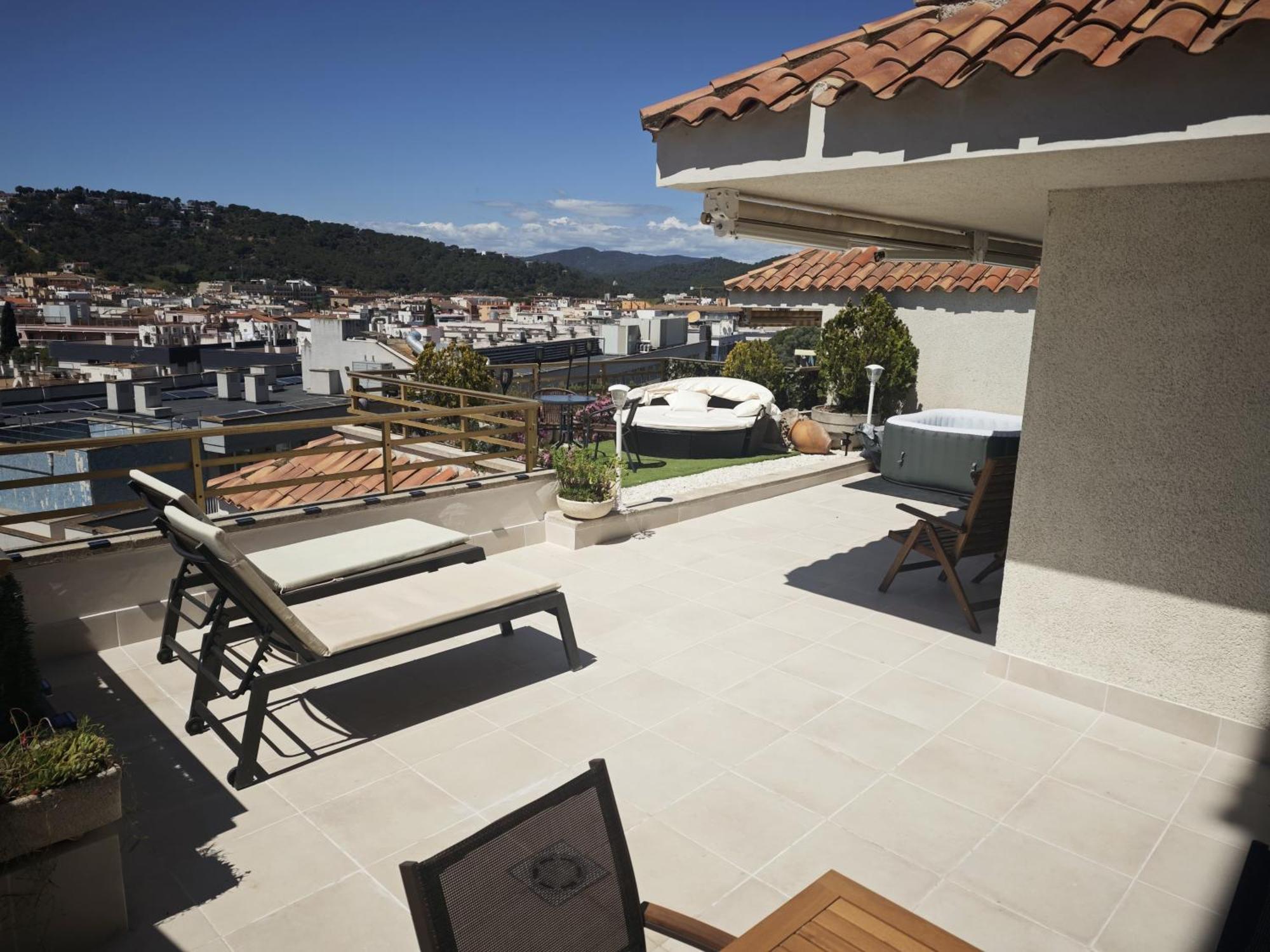 Apartment Luna Tossa De Mar With Jacuzzi, 5Mins Walking To The Beach, Sea And Castle View Big Terrace Apartment Tossa de Mar