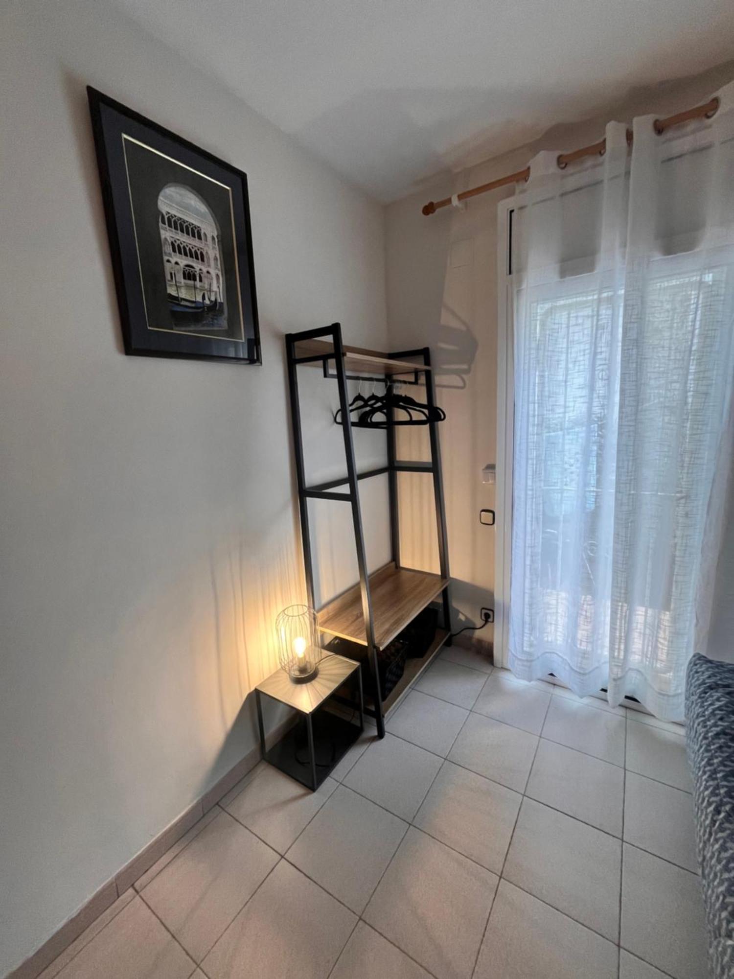 Vue 5 Minutes A Pied De La - Draps Et Serviettes Non Fournis * Llançà