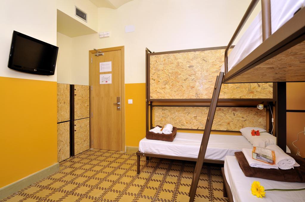 Hostal Equity Point Hostel Girona *