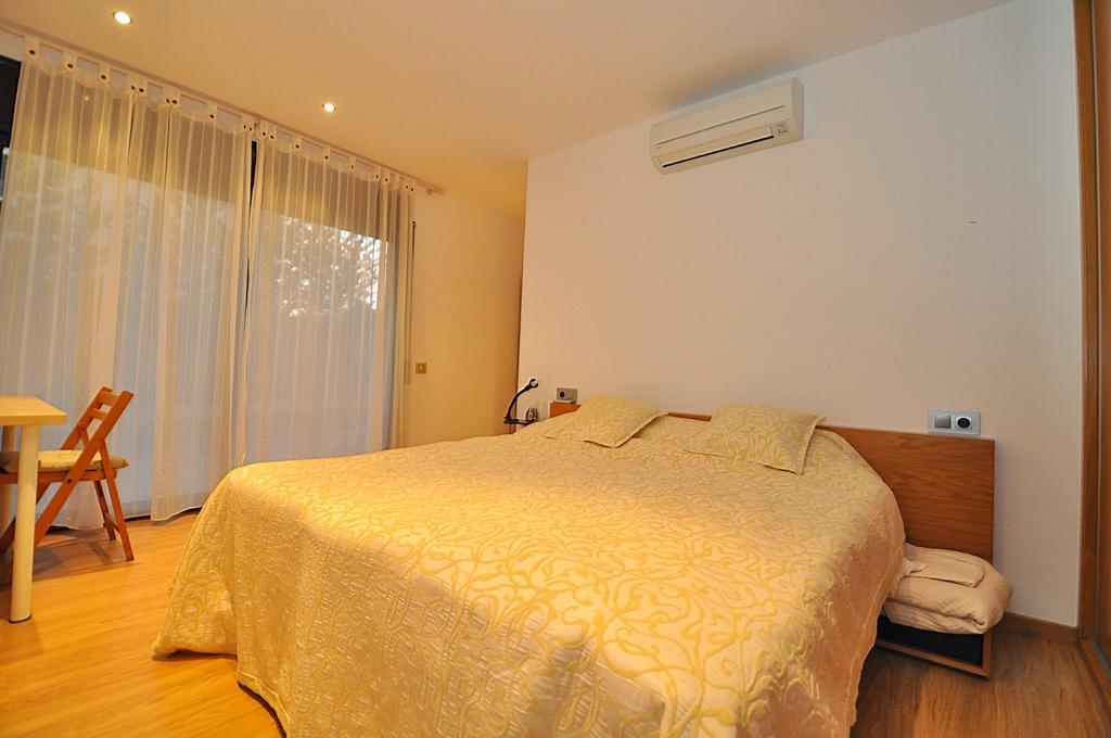 Roselles Villa *