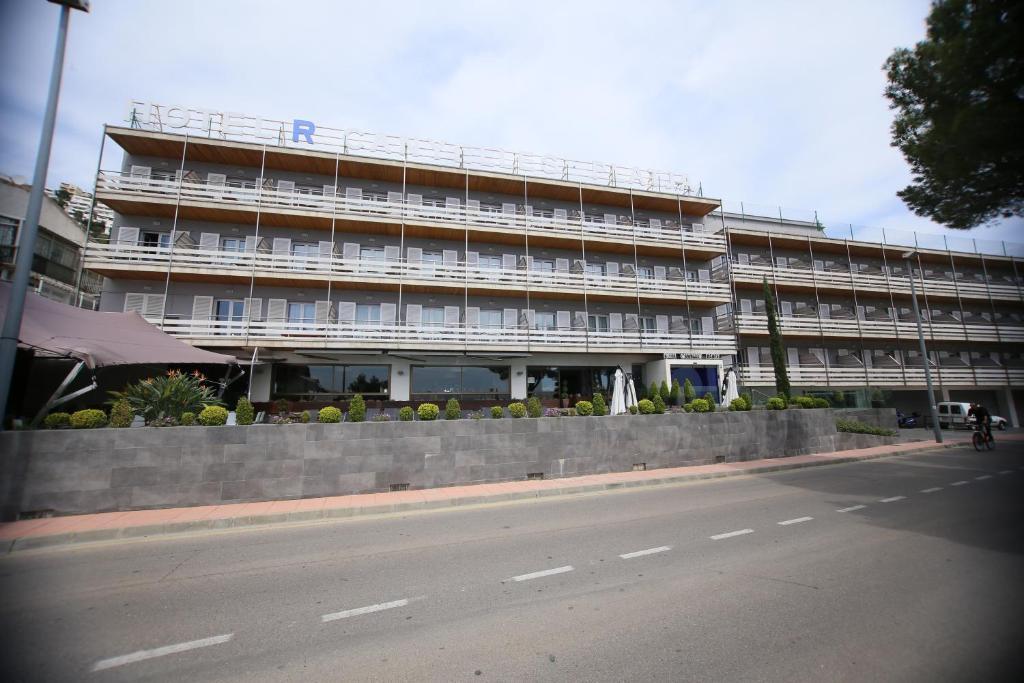 Hotel Canyelles Platja 4*
